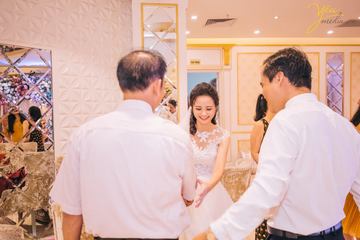 Hiện nay, Yêu Media chính là một trong những lựa chọn hàng đầu cho gói chụp ảnh phóng sự cưới đẹp, trọn gói, chuyên nghiệp - uy tín. Đặc biệt là với những cặp đôi yêu thích sự phá cách đầy cảm hứng và mới mẻ. Thay vì những concept chụp ảnh truyền thống với tính rập khuôn, gò bó khiến cô dâu chú rể cùng người thân mất đi sự tự nhiên, thoải mái, các gói chụp ảnh phóng sự cưới của chúng tôi lại vô cùng linh hoạt trong việc nắm bắt những khoảng khắc ngọt ngào, tràn đầy xúc cảm. Bộ ảnh phóng sự cưới của bạn sẽ không chỉ đẹp lung lình mà còn giống như một câu chuyện tình lãng mạn với sự đa dạng trong từng khung hình.