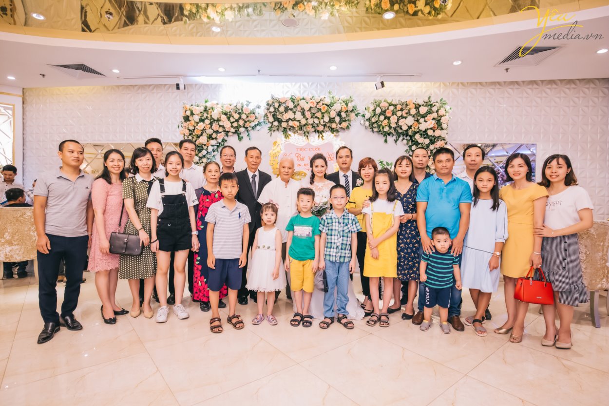 Hiện nay, Yêu Media chính là một trong những lựa chọn hàng đầu cho gói chụp ảnh phóng sự cưới đẹp, trọn gói, chuyên nghiệp - uy tín. Đặc biệt là với những cặp đôi yêu thích sự phá cách đầy cảm hứng và mới mẻ. Thay vì những concept chụp ảnh truyền thống với tính rập khuôn, gò bó khiến cô dâu chú rể cùng người thân mất đi sự tự nhiên, thoải mái, các gói chụp ảnh phóng sự cưới của chúng tôi lại vô cùng linh hoạt trong việc nắm bắt những khoảng khắc ngọt ngào, tràn đầy xúc cảm. Bộ ảnh phóng sự cưới của bạn sẽ không chỉ đẹp lung lình mà còn giống như một câu chuyện tình lãng mạn với sự đa dạng trong từng khung hình.