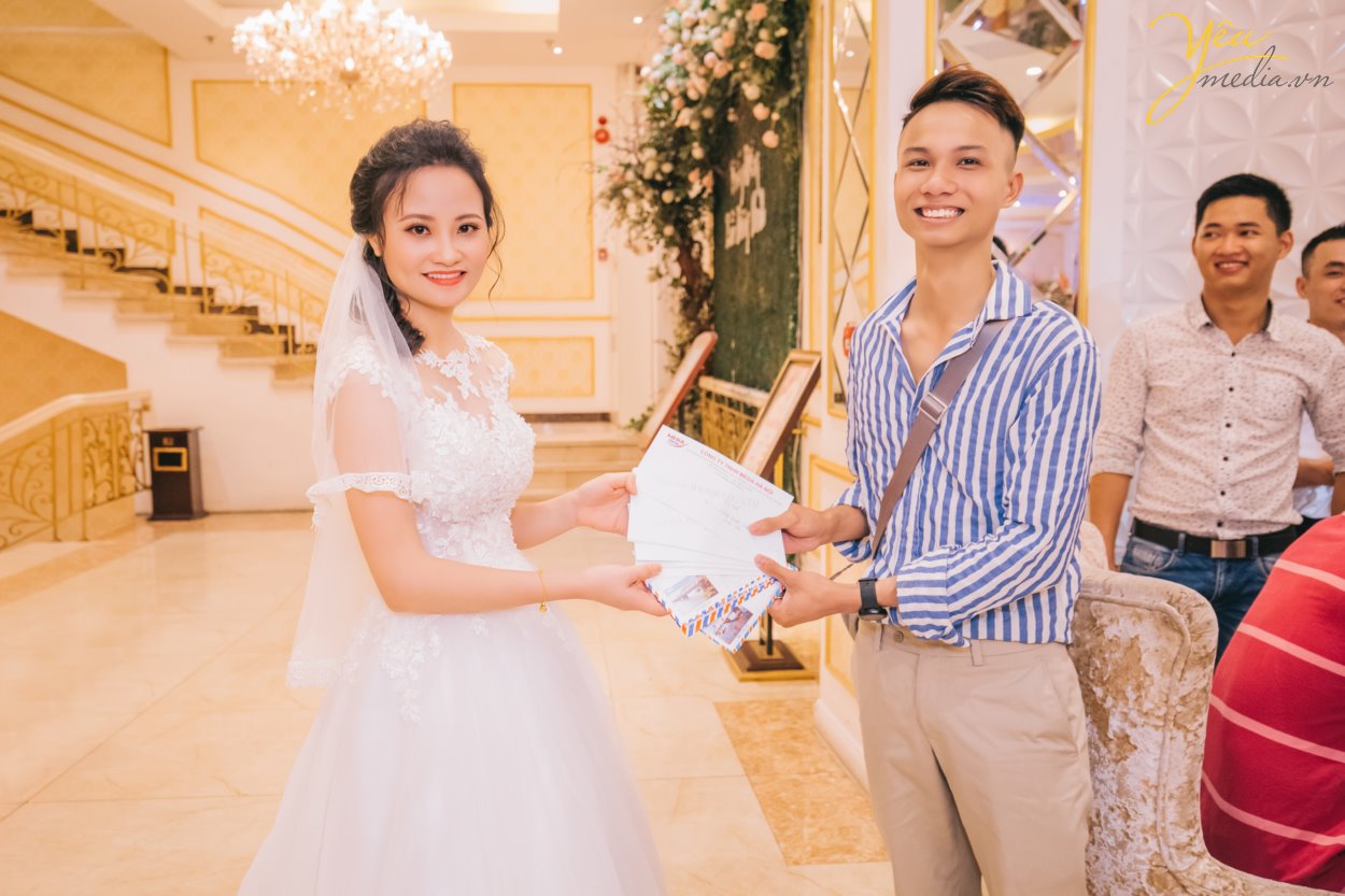 Hiện nay, Yêu Media chính là một trong những lựa chọn hàng đầu cho gói chụp ảnh phóng sự cưới đẹp, trọn gói, chuyên nghiệp - uy tín. Đặc biệt là với những cặp đôi yêu thích sự phá cách đầy cảm hứng và mới mẻ. Thay vì những concept chụp ảnh truyền thống với tính rập khuôn, gò bó khiến cô dâu chú rể cùng người thân mất đi sự tự nhiên, thoải mái, các gói chụp ảnh phóng sự cưới của chúng tôi lại vô cùng linh hoạt trong việc nắm bắt những khoảng khắc ngọt ngào, tràn đầy xúc cảm. Bộ ảnh phóng sự cưới của bạn sẽ không chỉ đẹp lung lình mà còn giống như một câu chuyện tình lãng mạn với sự đa dạng trong từng khung hình.