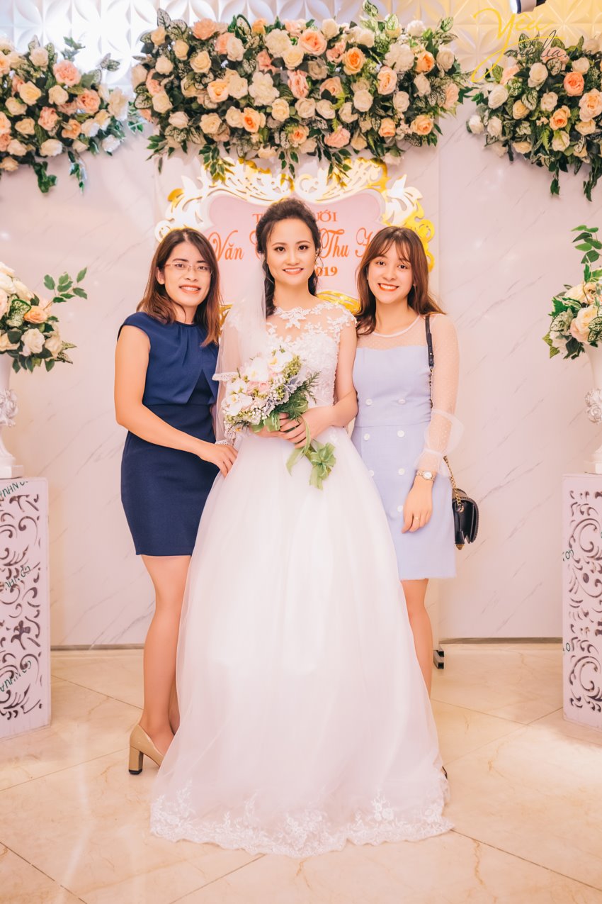 Hiện nay, Yêu Media chính là một trong những lựa chọn hàng đầu cho gói chụp ảnh phóng sự cưới đẹp, trọn gói, chuyên nghiệp - uy tín. Đặc biệt là với những cặp đôi yêu thích sự phá cách đầy cảm hứng và mới mẻ. Thay vì những concept chụp ảnh truyền thống với tính rập khuôn, gò bó khiến cô dâu chú rể cùng người thân mất đi sự tự nhiên, thoải mái, các gói chụp ảnh phóng sự cưới của chúng tôi lại vô cùng linh hoạt trong việc nắm bắt những khoảng khắc ngọt ngào, tràn đầy xúc cảm. Bộ ảnh phóng sự cưới của bạn sẽ không chỉ đẹp lung lình mà còn giống như một câu chuyện tình lãng mạn với sự đa dạng trong từng khung hình.