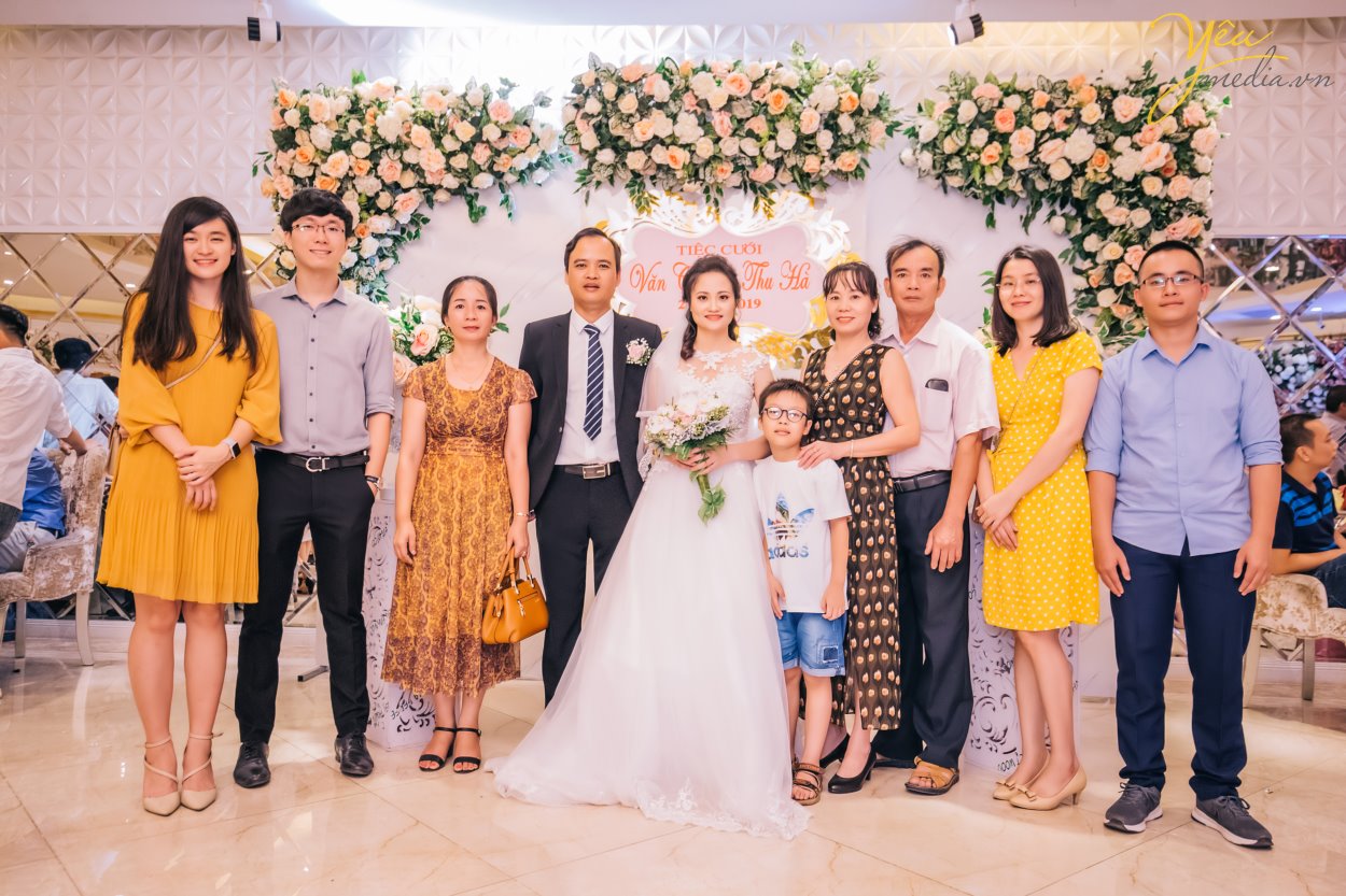 Hiện nay, Yêu Media chính là một trong những lựa chọn hàng đầu cho gói chụp ảnh phóng sự cưới đẹp, trọn gói, chuyên nghiệp - uy tín. Đặc biệt là với những cặp đôi yêu thích sự phá cách đầy cảm hứng và mới mẻ. Thay vì những concept chụp ảnh truyền thống với tính rập khuôn, gò bó khiến cô dâu chú rể cùng người thân mất đi sự tự nhiên, thoải mái, các gói chụp ảnh phóng sự cưới của chúng tôi lại vô cùng linh hoạt trong việc nắm bắt những khoảng khắc ngọt ngào, tràn đầy xúc cảm. Bộ ảnh phóng sự cưới của bạn sẽ không chỉ đẹp lung lình mà còn giống như một câu chuyện tình lãng mạn với sự đa dạng trong từng khung hình.