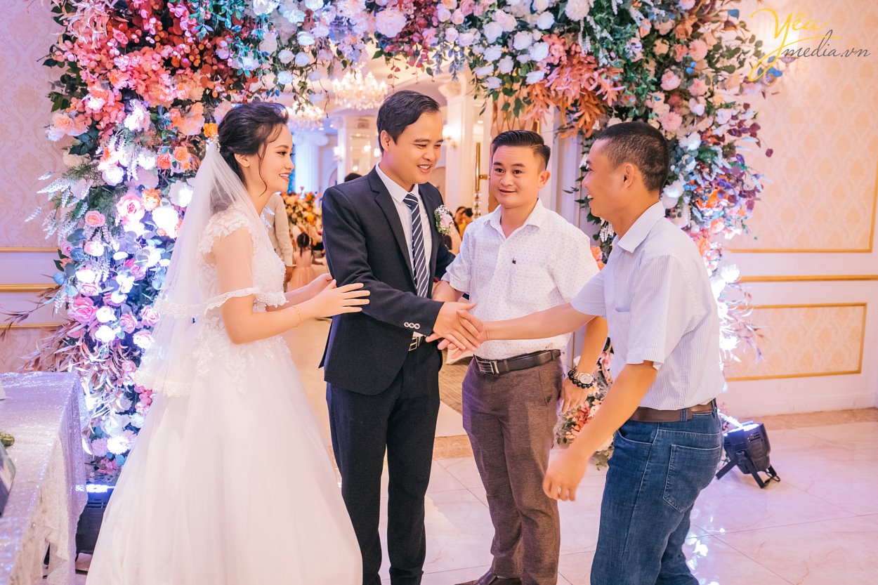 Hiện nay, Yêu Media chính là một trong những lựa chọn hàng đầu cho gói chụp ảnh phóng sự cưới đẹp, trọn gói, chuyên nghiệp - uy tín. Đặc biệt là với những cặp đôi yêu thích sự phá cách đầy cảm hứng và mới mẻ. Thay vì những concept chụp ảnh truyền thống với tính rập khuôn, gò bó khiến cô dâu chú rể cùng người thân mất đi sự tự nhiên, thoải mái, các gói chụp ảnh phóng sự cưới của chúng tôi lại vô cùng linh hoạt trong việc nắm bắt những khoảng khắc ngọt ngào, tràn đầy xúc cảm. Bộ ảnh phóng sự cưới của bạn sẽ không chỉ đẹp lung lình mà còn giống như một câu chuyện tình lãng mạn với sự đa dạng trong từng khung hình.