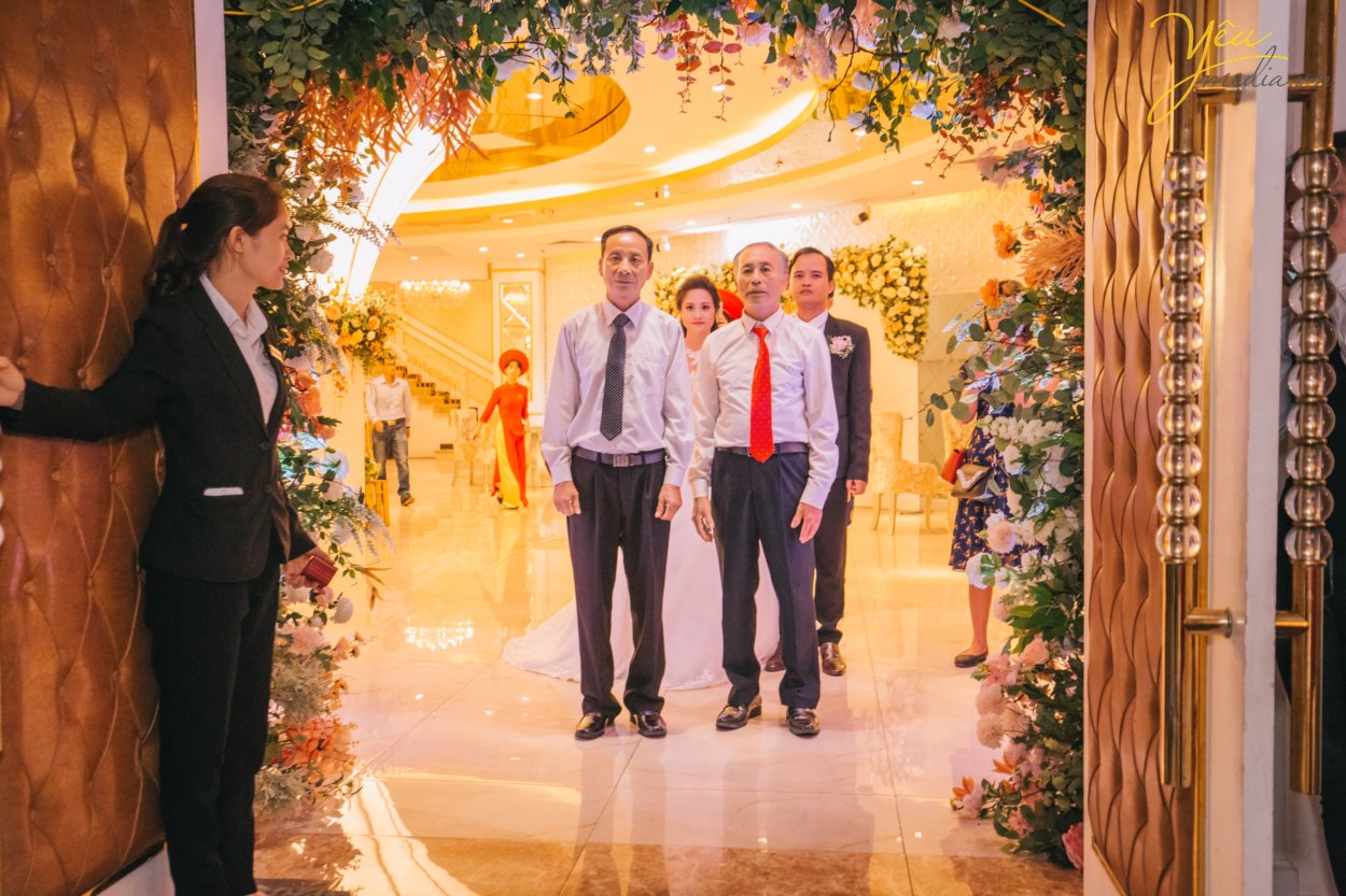 Hiện nay, Yêu Media chính là một trong những lựa chọn hàng đầu cho gói chụp ảnh phóng sự cưới đẹp, trọn gói, chuyên nghiệp - uy tín. Đặc biệt là với những cặp đôi yêu thích sự phá cách đầy cảm hứng và mới mẻ. Thay vì những concept chụp ảnh truyền thống với tính rập khuôn, gò bó khiến cô dâu chú rể cùng người thân mất đi sự tự nhiên, thoải mái, các gói chụp ảnh phóng sự cưới của chúng tôi lại vô cùng linh hoạt trong việc nắm bắt những khoảng khắc ngọt ngào, tràn đầy xúc cảm. Bộ ảnh phóng sự cưới của bạn sẽ không chỉ đẹp lung lình mà còn giống như một câu chuyện tình lãng mạn với sự đa dạng trong từng khung hình.