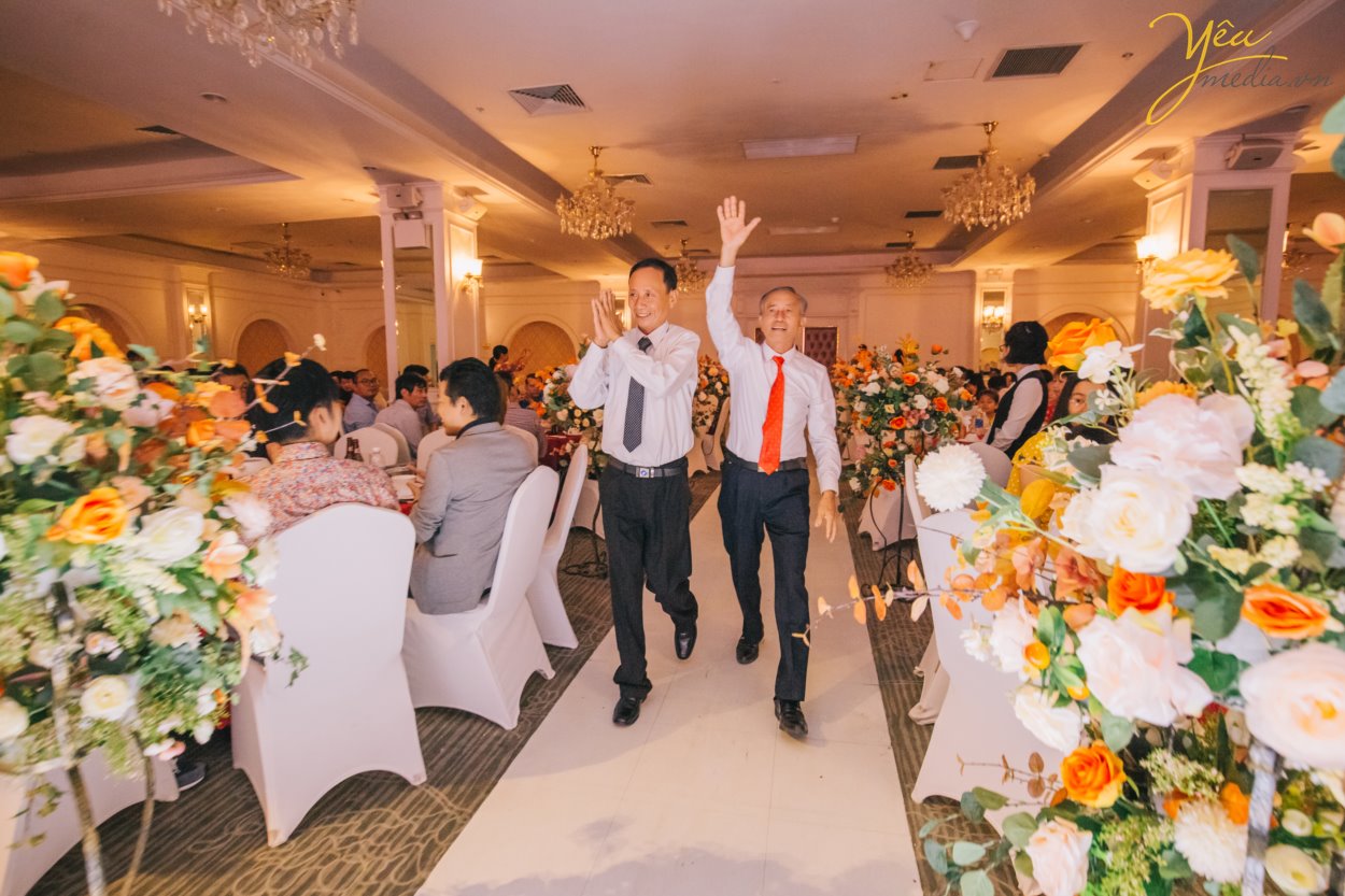 Hiện nay, Yêu Media chính là một trong những lựa chọn hàng đầu cho gói chụp ảnh phóng sự cưới đẹp, trọn gói, chuyên nghiệp - uy tín. Đặc biệt là với những cặp đôi yêu thích sự phá cách đầy cảm hứng và mới mẻ. Thay vì những concept chụp ảnh truyền thống với tính rập khuôn, gò bó khiến cô dâu chú rể cùng người thân mất đi sự tự nhiên, thoải mái, các gói chụp ảnh phóng sự cưới của chúng tôi lại vô cùng linh hoạt trong việc nắm bắt những khoảng khắc ngọt ngào, tràn đầy xúc cảm. Bộ ảnh phóng sự cưới của bạn sẽ không chỉ đẹp lung lình mà còn giống như một câu chuyện tình lãng mạn với sự đa dạng trong từng khung hình.