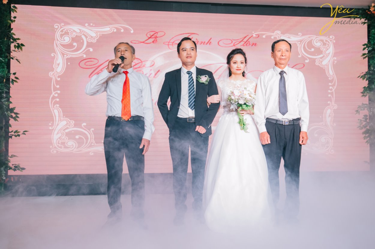 Hiện nay, Yêu Media chính là một trong những lựa chọn hàng đầu cho gói chụp ảnh phóng sự cưới đẹp, trọn gói, chuyên nghiệp - uy tín. Đặc biệt là với những cặp đôi yêu thích sự phá cách đầy cảm hứng và mới mẻ. Thay vì những concept chụp ảnh truyền thống với tính rập khuôn, gò bó khiến cô dâu chú rể cùng người thân mất đi sự tự nhiên, thoải mái, các gói chụp ảnh phóng sự cưới của chúng tôi lại vô cùng linh hoạt trong việc nắm bắt những khoảng khắc ngọt ngào, tràn đầy xúc cảm. Bộ ảnh phóng sự cưới của bạn sẽ không chỉ đẹp lung lình mà còn giống như một câu chuyện tình lãng mạn với sự đa dạng trong từng khung hình.