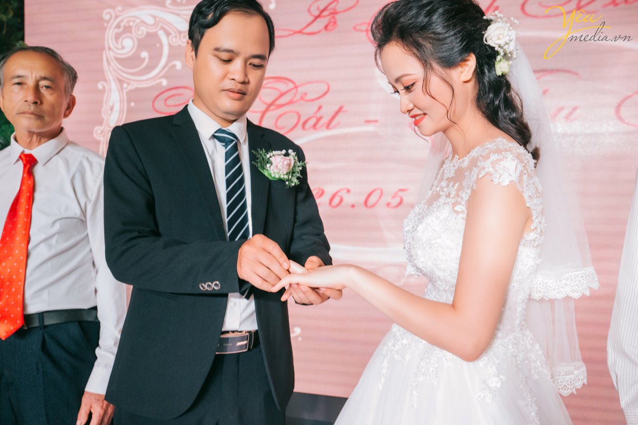 Hiện nay, Yêu Media chính là một trong những lựa chọn hàng đầu cho gói chụp ảnh phóng sự cưới đẹp, trọn gói, chuyên nghiệp - uy tín. Đặc biệt là với những cặp đôi yêu thích sự phá cách đầy cảm hứng và mới mẻ. Thay vì những concept chụp ảnh truyền thống với tính rập khuôn, gò bó khiến cô dâu chú rể cùng người thân mất đi sự tự nhiên, thoải mái, các gói chụp ảnh phóng sự cưới của chúng tôi lại vô cùng linh hoạt trong việc nắm bắt những khoảng khắc ngọt ngào, tràn đầy xúc cảm. Bộ ảnh phóng sự cưới của bạn sẽ không chỉ đẹp lung lình mà còn giống như một câu chuyện tình lãng mạn với sự đa dạng trong từng khung hình.