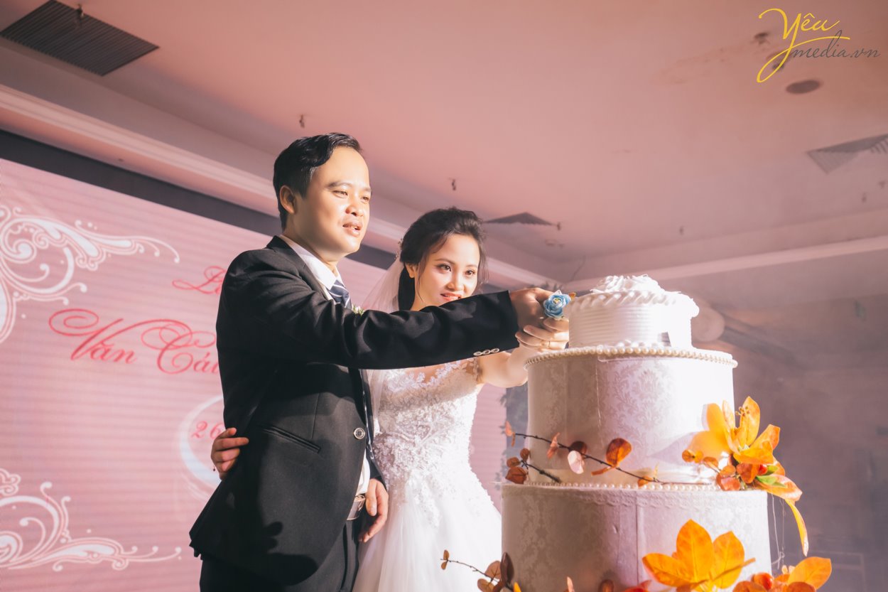 Hiện nay, Yêu Media chính là một trong những lựa chọn hàng đầu cho gói chụp ảnh phóng sự cưới đẹp, trọn gói, chuyên nghiệp - uy tín. Đặc biệt là với những cặp đôi yêu thích sự phá cách đầy cảm hứng và mới mẻ. Thay vì những concept chụp ảnh truyền thống với tính rập khuôn, gò bó khiến cô dâu chú rể cùng người thân mất đi sự tự nhiên, thoải mái, các gói chụp ảnh phóng sự cưới của chúng tôi lại vô cùng linh hoạt trong việc nắm bắt những khoảng khắc ngọt ngào, tràn đầy xúc cảm. Bộ ảnh phóng sự cưới của bạn sẽ không chỉ đẹp lung lình mà còn giống như một câu chuyện tình lãng mạn với sự đa dạng trong từng khung hình.