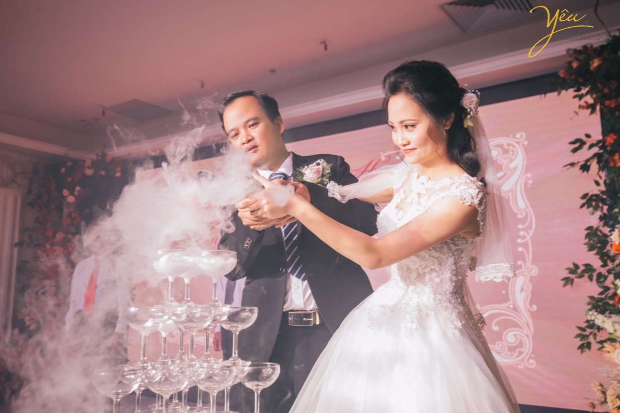 Hiện nay, Yêu Media chính là một trong những lựa chọn hàng đầu cho gói chụp ảnh phóng sự cưới đẹp, trọn gói, chuyên nghiệp - uy tín. Đặc biệt là với những cặp đôi yêu thích sự phá cách đầy cảm hứng và mới mẻ. Thay vì những concept chụp ảnh truyền thống với tính rập khuôn, gò bó khiến cô dâu chú rể cùng người thân mất đi sự tự nhiên, thoải mái, các gói chụp ảnh phóng sự cưới của chúng tôi lại vô cùng linh hoạt trong việc nắm bắt những khoảng khắc ngọt ngào, tràn đầy xúc cảm. Bộ ảnh phóng sự cưới của bạn sẽ không chỉ đẹp lung lình mà còn giống như một câu chuyện tình lãng mạn với sự đa dạng trong từng khung hình.