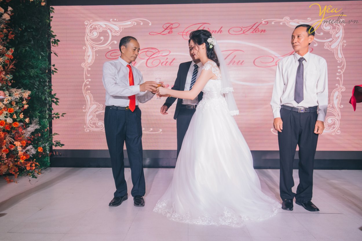 Hiện nay, Yêu Media chính là một trong những lựa chọn hàng đầu cho gói chụp ảnh phóng sự cưới đẹp, trọn gói, chuyên nghiệp - uy tín. Đặc biệt là với những cặp đôi yêu thích sự phá cách đầy cảm hứng và mới mẻ. Thay vì những concept chụp ảnh truyền thống với tính rập khuôn, gò bó khiến cô dâu chú rể cùng người thân mất đi sự tự nhiên, thoải mái, các gói chụp ảnh phóng sự cưới của chúng tôi lại vô cùng linh hoạt trong việc nắm bắt những khoảng khắc ngọt ngào, tràn đầy xúc cảm. Bộ ảnh phóng sự cưới của bạn sẽ không chỉ đẹp lung lình mà còn giống như một câu chuyện tình lãng mạn với sự đa dạng trong từng khung hình.