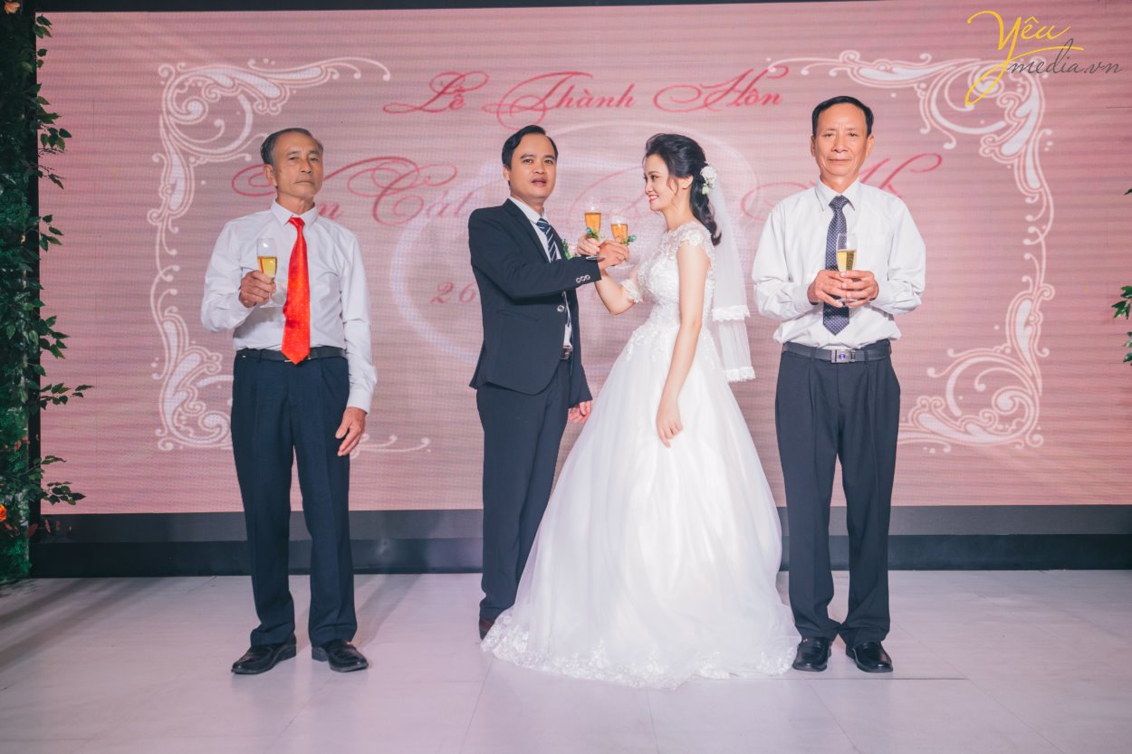 Hiện nay, Yêu Media chính là một trong những lựa chọn hàng đầu cho gói chụp ảnh phóng sự cưới đẹp, trọn gói, chuyên nghiệp - uy tín. Đặc biệt là với những cặp đôi yêu thích sự phá cách đầy cảm hứng và mới mẻ. Thay vì những concept chụp ảnh truyền thống với tính rập khuôn, gò bó khiến cô dâu chú rể cùng người thân mất đi sự tự nhiên, thoải mái, các gói chụp ảnh phóng sự cưới của chúng tôi lại vô cùng linh hoạt trong việc nắm bắt những khoảng khắc ngọt ngào, tràn đầy xúc cảm. Bộ ảnh phóng sự cưới của bạn sẽ không chỉ đẹp lung lình mà còn giống như một câu chuyện tình lãng mạn với sự đa dạng trong từng khung hình.