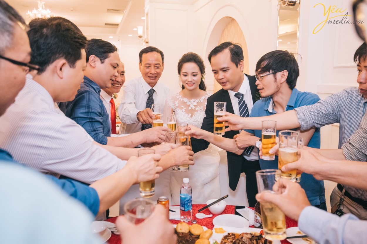 Hiện nay, Yêu Media chính là một trong những lựa chọn hàng đầu cho gói chụp ảnh phóng sự cưới đẹp, trọn gói, chuyên nghiệp - uy tín. Đặc biệt là với những cặp đôi yêu thích sự phá cách đầy cảm hứng và mới mẻ. Thay vì những concept chụp ảnh truyền thống với tính rập khuôn, gò bó khiến cô dâu chú rể cùng người thân mất đi sự tự nhiên, thoải mái, các gói chụp ảnh phóng sự cưới của chúng tôi lại vô cùng linh hoạt trong việc nắm bắt những khoảng khắc ngọt ngào, tràn đầy xúc cảm. Bộ ảnh phóng sự cưới của bạn sẽ không chỉ đẹp lung lình mà còn giống như một câu chuyện tình lãng mạn với sự đa dạng trong từng khung hình.