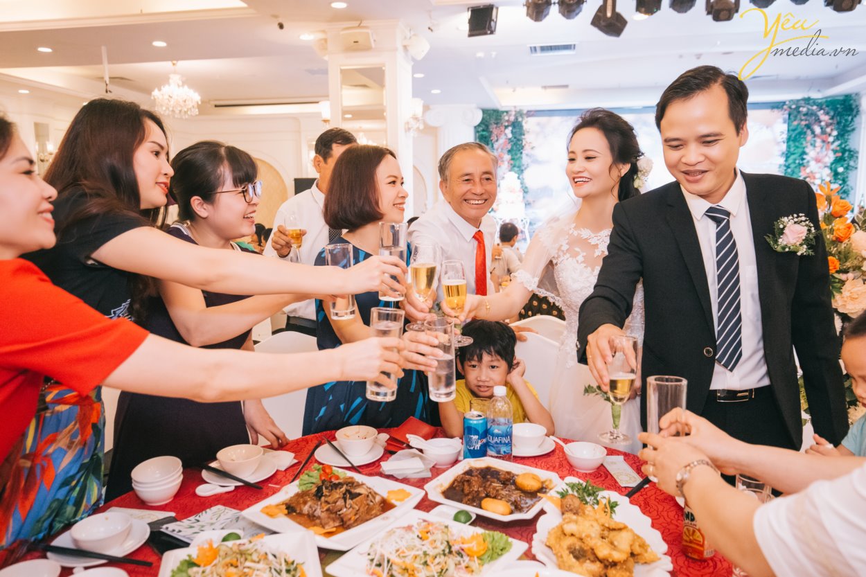 Hiện nay, Yêu Media chính là một trong những lựa chọn hàng đầu cho gói chụp ảnh phóng sự cưới đẹp, trọn gói, chuyên nghiệp - uy tín. Đặc biệt là với những cặp đôi yêu thích sự phá cách đầy cảm hứng và mới mẻ. Thay vì những concept chụp ảnh truyền thống với tính rập khuôn, gò bó khiến cô dâu chú rể cùng người thân mất đi sự tự nhiên, thoải mái, các gói chụp ảnh phóng sự cưới của chúng tôi lại vô cùng linh hoạt trong việc nắm bắt những khoảng khắc ngọt ngào, tràn đầy xúc cảm. Bộ ảnh phóng sự cưới của bạn sẽ không chỉ đẹp lung lình mà còn giống như một câu chuyện tình lãng mạn với sự đa dạng trong từng khung hình.