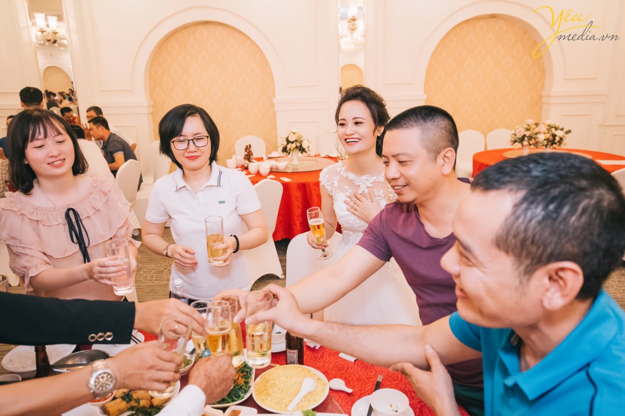 Hiện nay, Yêu Media chính là một trong những lựa chọn hàng đầu cho gói chụp ảnh phóng sự cưới đẹp, trọn gói, chuyên nghiệp - uy tín. Đặc biệt là với những cặp đôi yêu thích sự phá cách đầy cảm hứng và mới mẻ. Thay vì những concept chụp ảnh truyền thống với tính rập khuôn, gò bó khiến cô dâu chú rể cùng người thân mất đi sự tự nhiên, thoải mái, các gói chụp ảnh phóng sự cưới của chúng tôi lại vô cùng linh hoạt trong việc nắm bắt những khoảng khắc ngọt ngào, tràn đầy xúc cảm. Bộ ảnh phóng sự cưới của bạn sẽ không chỉ đẹp lung lình mà còn giống như một câu chuyện tình lãng mạn với sự đa dạng trong từng khung hình.