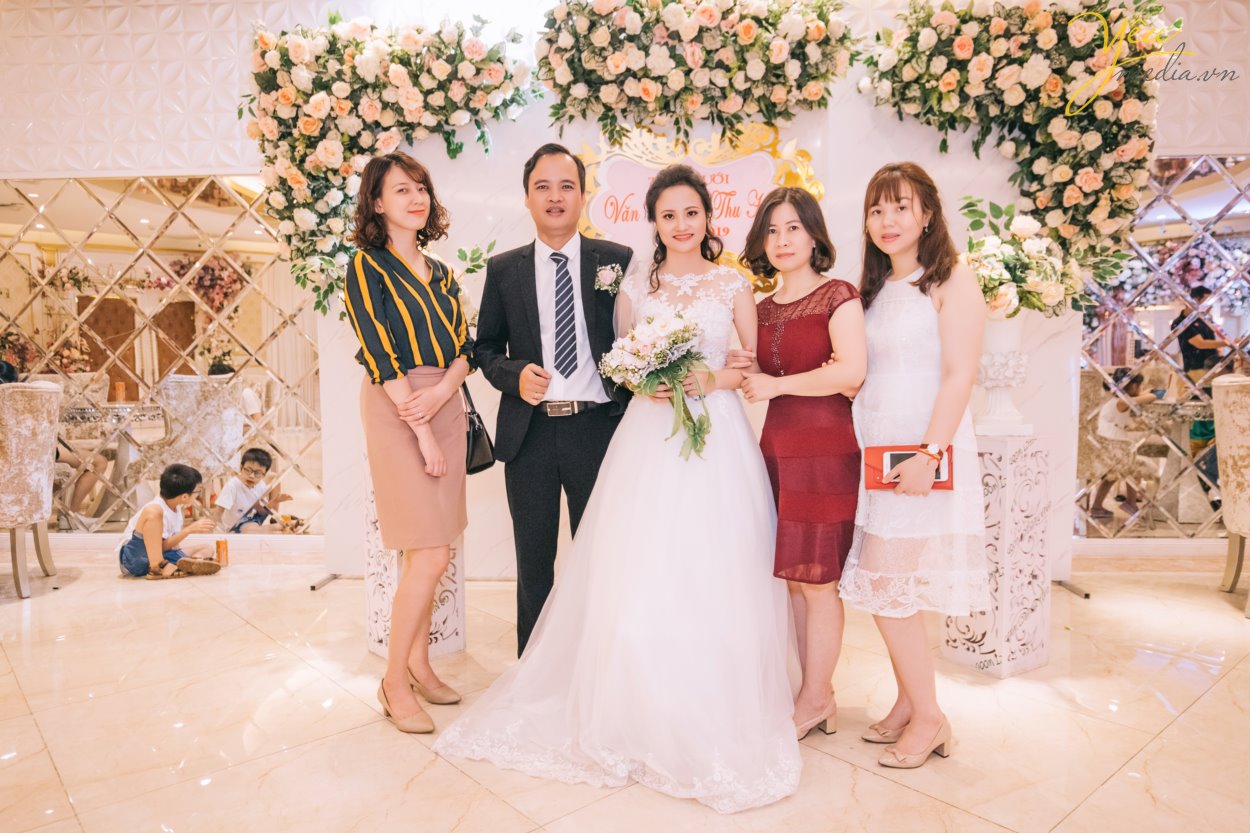 Hiện nay, Yêu Media chính là một trong những lựa chọn hàng đầu cho gói chụp ảnh phóng sự cưới đẹp, trọn gói, chuyên nghiệp - uy tín. Đặc biệt là với những cặp đôi yêu thích sự phá cách đầy cảm hứng và mới mẻ. Thay vì những concept chụp ảnh truyền thống với tính rập khuôn, gò bó khiến cô dâu chú rể cùng người thân mất đi sự tự nhiên, thoải mái, các gói chụp ảnh phóng sự cưới của chúng tôi lại vô cùng linh hoạt trong việc nắm bắt những khoảng khắc ngọt ngào, tràn đầy xúc cảm. Bộ ảnh phóng sự cưới của bạn sẽ không chỉ đẹp lung lình mà còn giống như một câu chuyện tình lãng mạn với sự đa dạng trong từng khung hình.