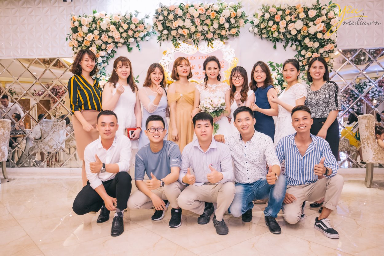 Hiện nay, Yêu Media chính là một trong những lựa chọn hàng đầu cho gói chụp ảnh phóng sự cưới đẹp, trọn gói, chuyên nghiệp - uy tín. Đặc biệt là với những cặp đôi yêu thích sự phá cách đầy cảm hứng và mới mẻ. Thay vì những concept chụp ảnh truyền thống với tính rập khuôn, gò bó khiến cô dâu chú rể cùng người thân mất đi sự tự nhiên, thoải mái, các gói chụp ảnh phóng sự cưới của chúng tôi lại vô cùng linh hoạt trong việc nắm bắt những khoảng khắc ngọt ngào, tràn đầy xúc cảm. Bộ ảnh phóng sự cưới của bạn sẽ không chỉ đẹp lung lình mà còn giống như một câu chuyện tình lãng mạn với sự đa dạng trong từng khung hình.