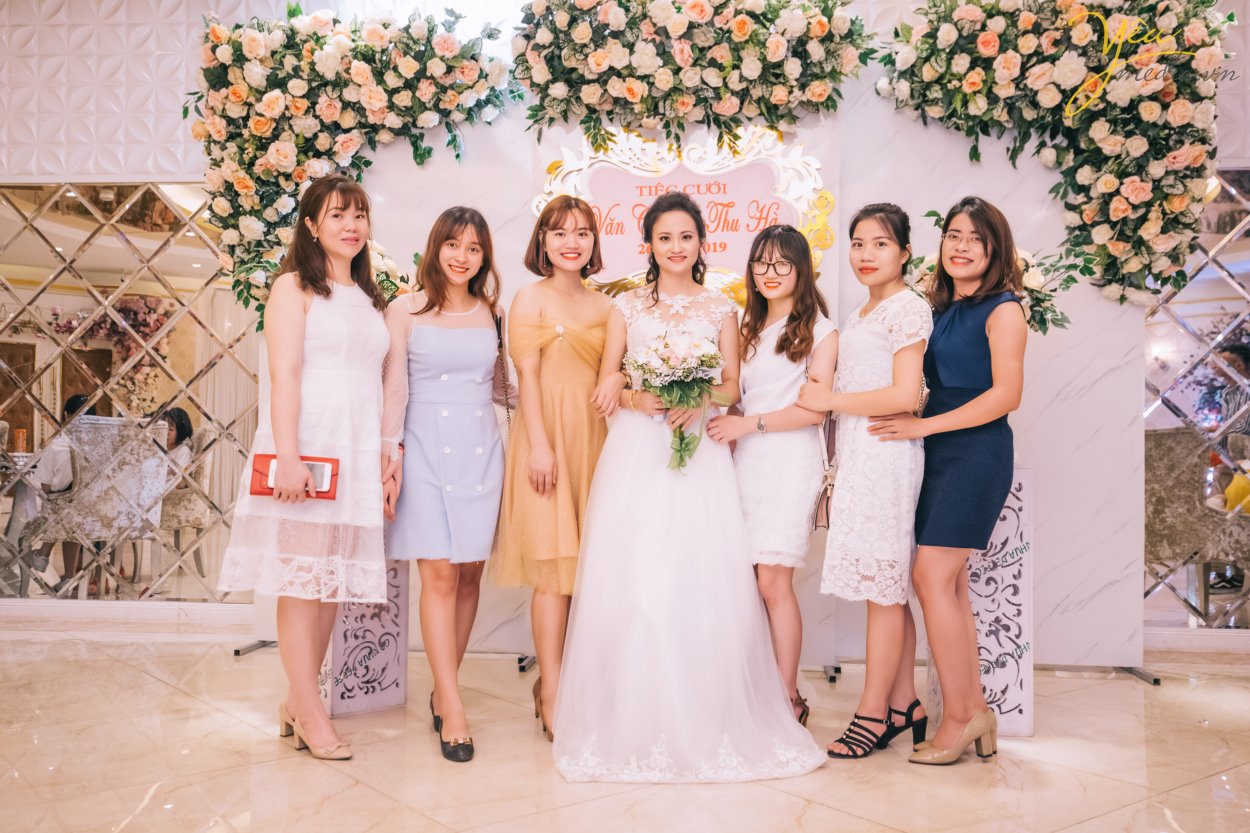 Hiện nay, Yêu Media chính là một trong những lựa chọn hàng đầu cho gói chụp ảnh phóng sự cưới đẹp, trọn gói, chuyên nghiệp - uy tín. Đặc biệt là với những cặp đôi yêu thích sự phá cách đầy cảm hứng và mới mẻ. Thay vì những concept chụp ảnh truyền thống với tính rập khuôn, gò bó khiến cô dâu chú rể cùng người thân mất đi sự tự nhiên, thoải mái, các gói chụp ảnh phóng sự cưới của chúng tôi lại vô cùng linh hoạt trong việc nắm bắt những khoảng khắc ngọt ngào, tràn đầy xúc cảm. Bộ ảnh phóng sự cưới của bạn sẽ không chỉ đẹp lung lình mà còn giống như một câu chuyện tình lãng mạn với sự đa dạng trong từng khung hình.