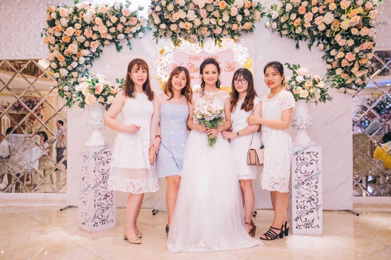 Hiện nay, Yêu Media chính là một trong những lựa chọn hàng đầu cho gói chụp ảnh phóng sự cưới đẹp, trọn gói, chuyên nghiệp - uy tín. Đặc biệt là với những cặp đôi yêu thích sự phá cách đầy cảm hứng và mới mẻ. Thay vì những concept chụp ảnh truyền thống với tính rập khuôn, gò bó khiến cô dâu chú rể cùng người thân mất đi sự tự nhiên, thoải mái, các gói chụp ảnh phóng sự cưới của chúng tôi lại vô cùng linh hoạt trong việc nắm bắt những khoảng khắc ngọt ngào, tràn đầy xúc cảm. Bộ ảnh phóng sự cưới của bạn sẽ không chỉ đẹp lung lình mà còn giống như một câu chuyện tình lãng mạn với sự đa dạng trong từng khung hình.