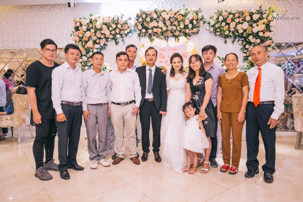 Hiện nay, Yêu Media chính là một trong những lựa chọn hàng đầu cho gói chụp ảnh phóng sự cưới đẹp, trọn gói, chuyên nghiệp - uy tín. Đặc biệt là với những cặp đôi yêu thích sự phá cách đầy cảm hứng và mới mẻ. Thay vì những concept chụp ảnh truyền thống với tính rập khuôn, gò bó khiến cô dâu chú rể cùng người thân mất đi sự tự nhiên, thoải mái, các gói chụp ảnh phóng sự cưới của chúng tôi lại vô cùng linh hoạt trong việc nắm bắt những khoảng khắc ngọt ngào, tràn đầy xúc cảm. Bộ ảnh phóng sự cưới của bạn sẽ không chỉ đẹp lung lình mà còn giống như một câu chuyện tình lãng mạn với sự đa dạng trong từng khung hình.
