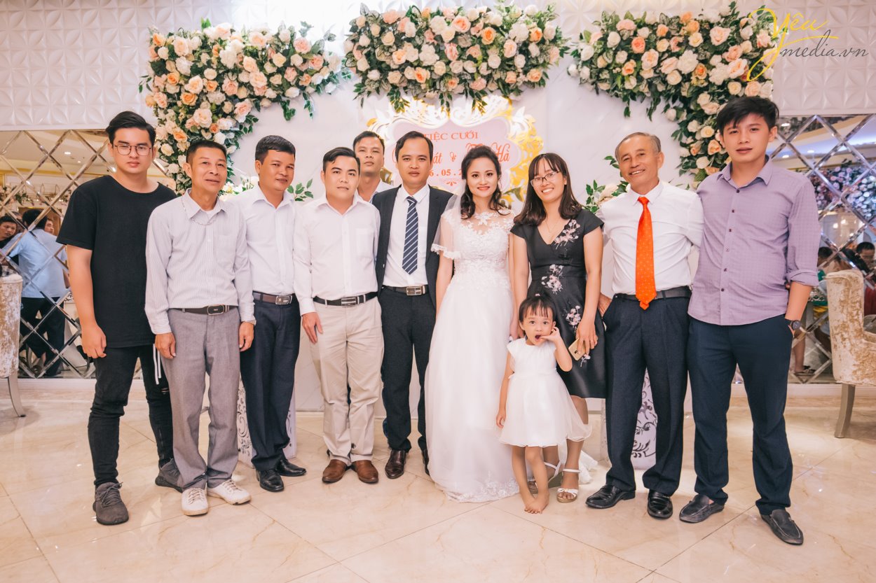 Hiện nay, Yêu Media chính là một trong những lựa chọn hàng đầu cho gói chụp ảnh phóng sự cưới đẹp, trọn gói, chuyên nghiệp - uy tín. Đặc biệt là với những cặp đôi yêu thích sự phá cách đầy cảm hứng và mới mẻ. Thay vì những concept chụp ảnh truyền thống với tính rập khuôn, gò bó khiến cô dâu chú rể cùng người thân mất đi sự tự nhiên, thoải mái, các gói chụp ảnh phóng sự cưới của chúng tôi lại vô cùng linh hoạt trong việc nắm bắt những khoảng khắc ngọt ngào, tràn đầy xúc cảm. Bộ ảnh phóng sự cưới của bạn sẽ không chỉ đẹp lung lình mà còn giống như một câu chuyện tình lãng mạn với sự đa dạng trong từng khung hình.