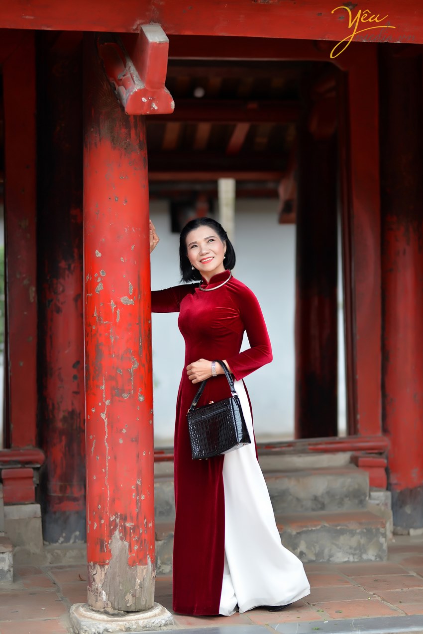 cô phụ nữ trung niên ở văn miếu