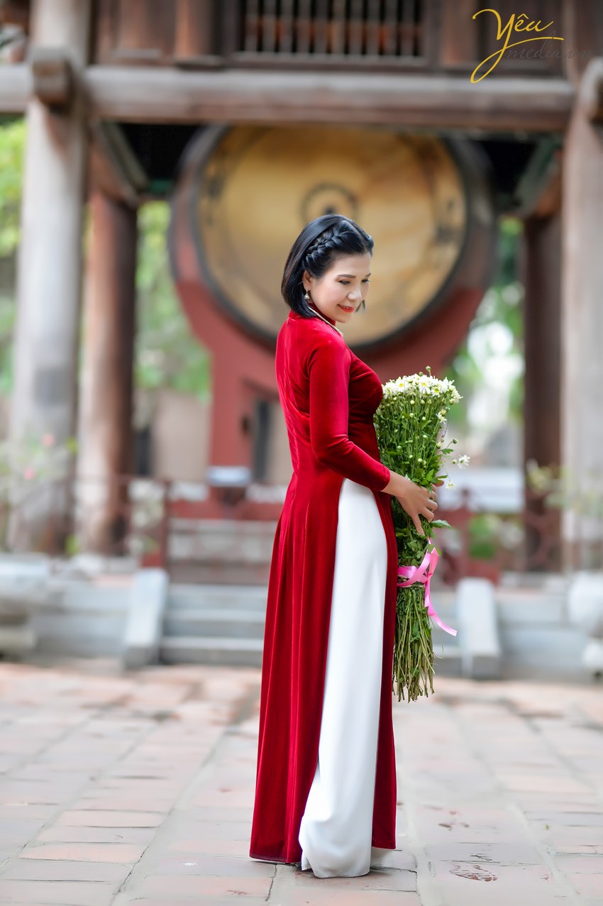 ảnh chụp đẹp ở văn miếu cho người phụ nữ nhiều tuổi