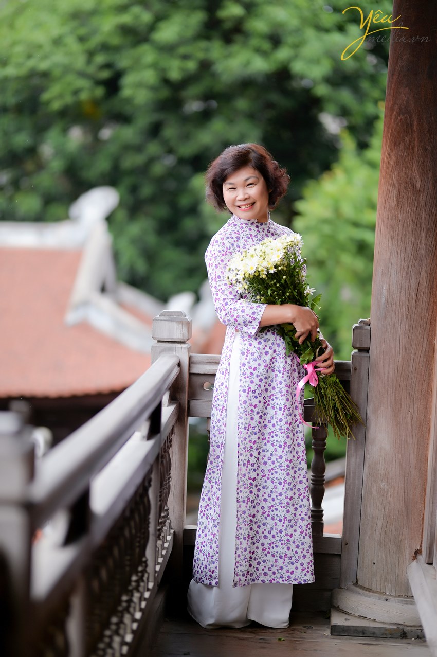 mặc áo dài việt nam chụp ảnh trong văn miếu