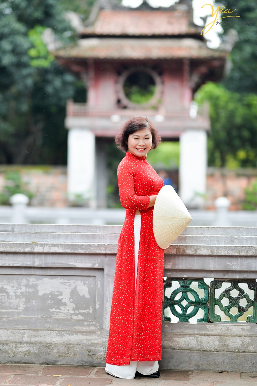 chụp ảnh áo dài đỏ ở hồ văn trong văn miếu