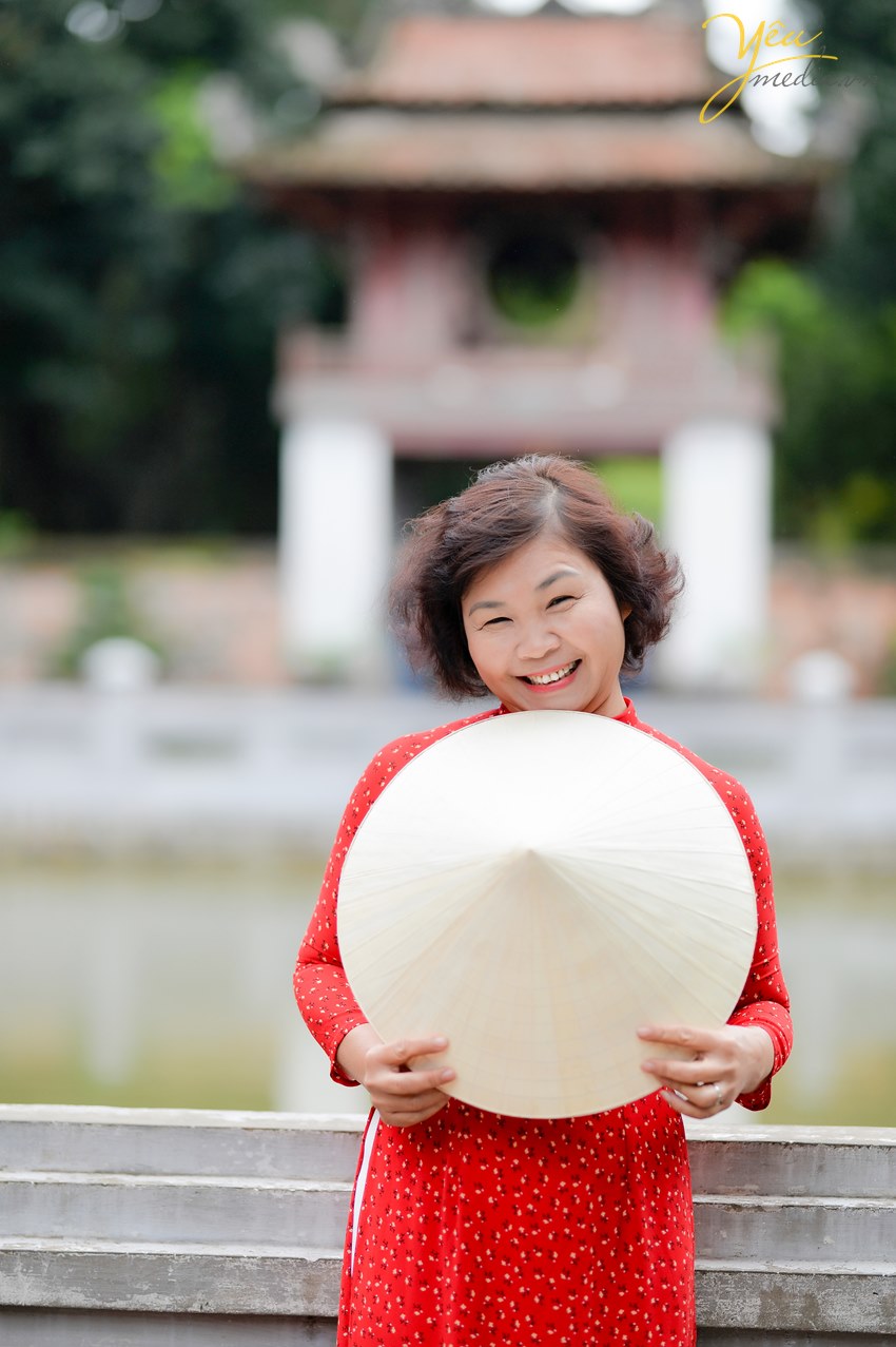 người phụ nữ việt nam mặc áo dài chụp trong văn miếu