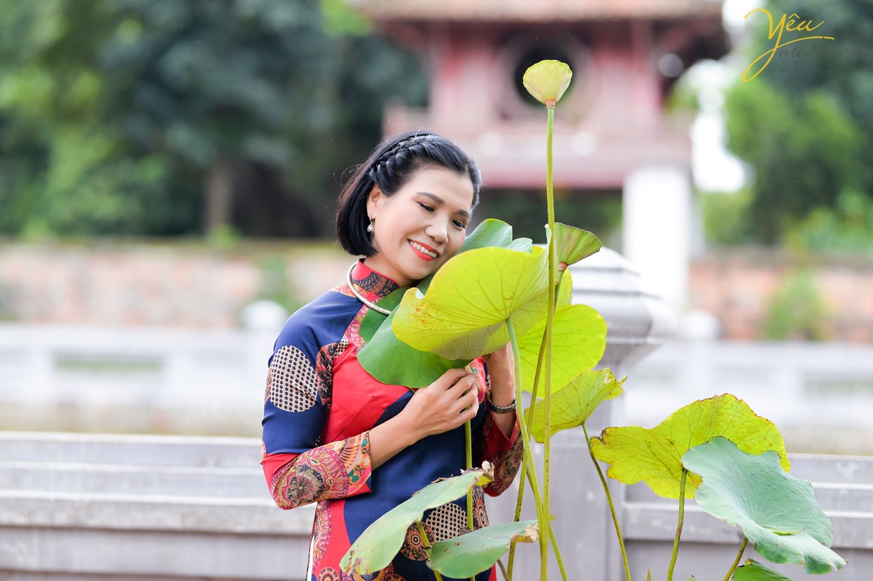người phụ nữ việt mặt trang phục truyền thống ở văn miếu