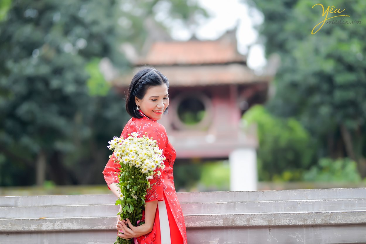 người phụ nữ việt chụp ảnh cùng hoa cúc họa mi