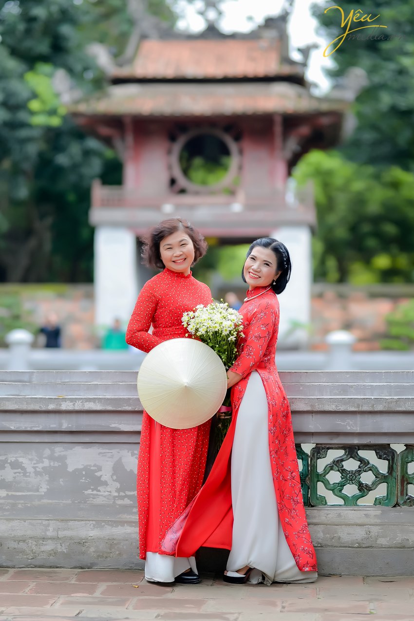 hai người phụ nữ trung niên chụp ảnh trong văn miếu đẹp