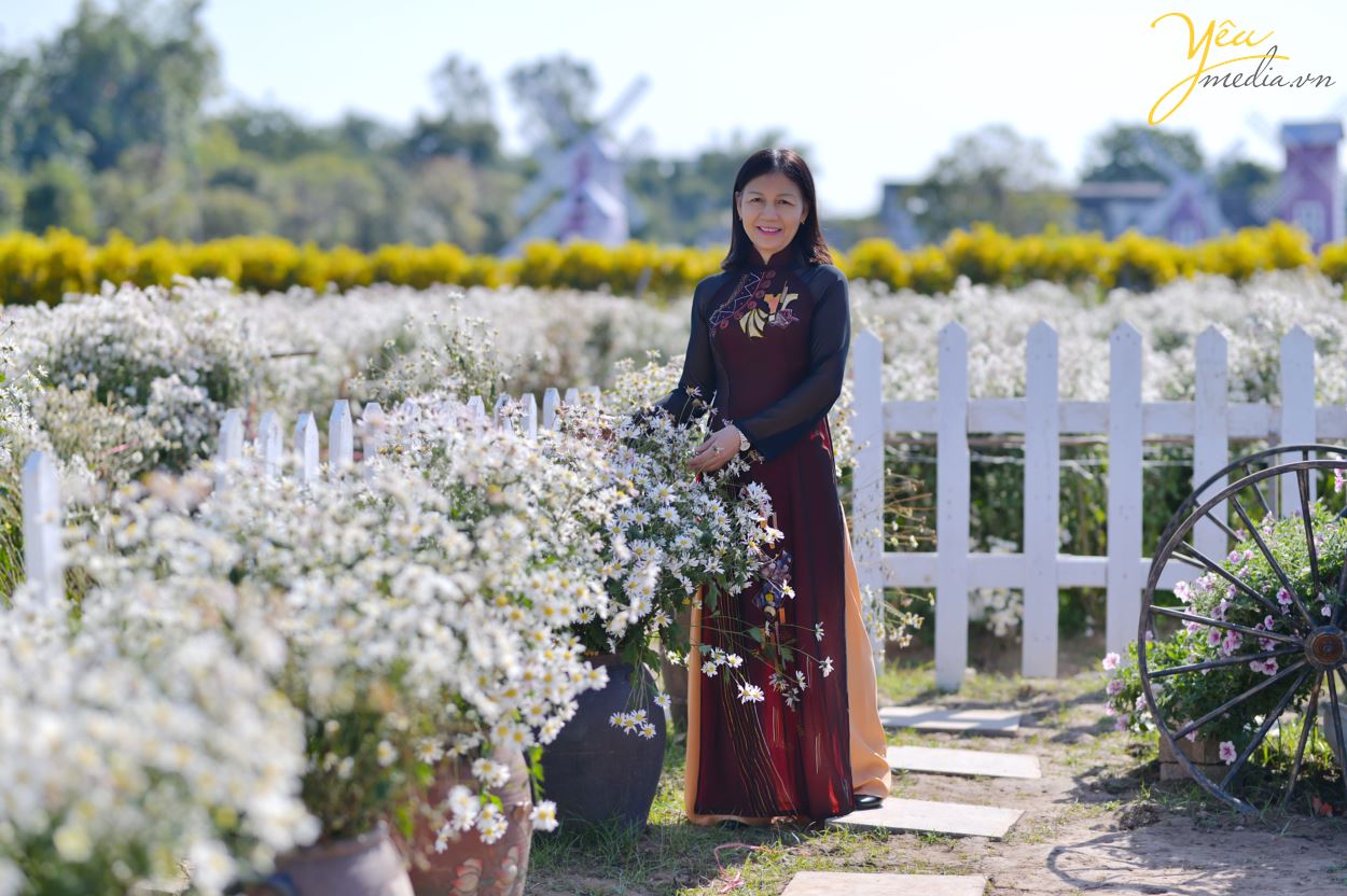 Mùa cúc họa mi đã về khiến các bạn trẻ ai nấy đều háo hức chuẩn bị những trang phục đẹp nhất để được dịp chụp ảnh cùng loài hoa này. Thế nhưng, những địa điểm tuyệt đẹp ở Hà Nội để chụp cùng cúc họa mi thì không phải ai cũng biết.
