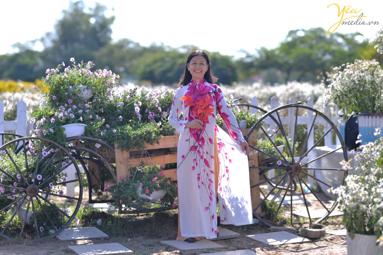 Mùa cúc họa mi đã về khiến các bạn trẻ ai nấy đều háo hức chuẩn bị những trang phục đẹp nhất để được dịp chụp ảnh cùng loài hoa này. Thế nhưng, những địa điểm tuyệt đẹp ở Hà Nội để chụp cùng cúc họa mi thì không phải ai cũng biết.