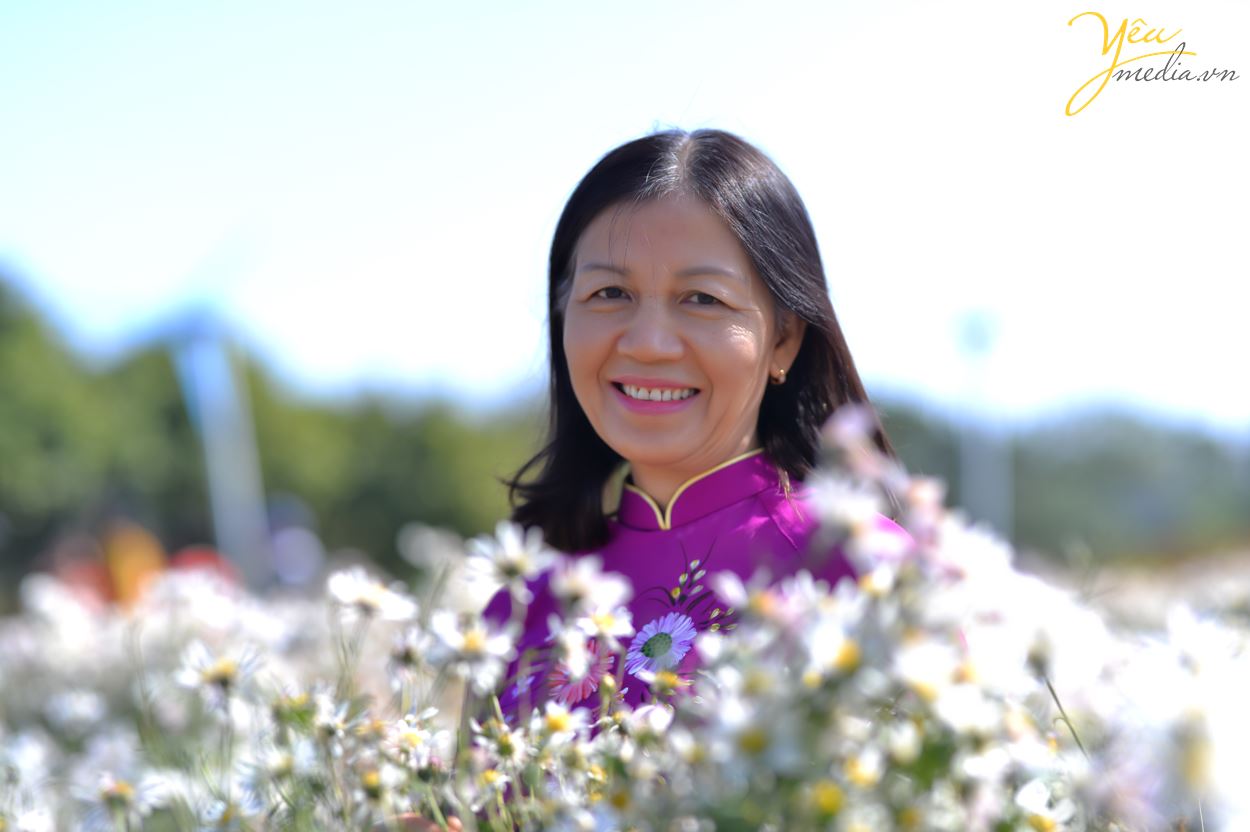 Mùa cúc họa mi đã về khiến các bạn trẻ ai nấy đều háo hức chuẩn bị những trang phục đẹp nhất để được dịp chụp ảnh cùng loài hoa này. Thế nhưng, những địa điểm tuyệt đẹp ở Hà Nội để chụp cùng cúc họa mi thì không phải ai cũng biết.