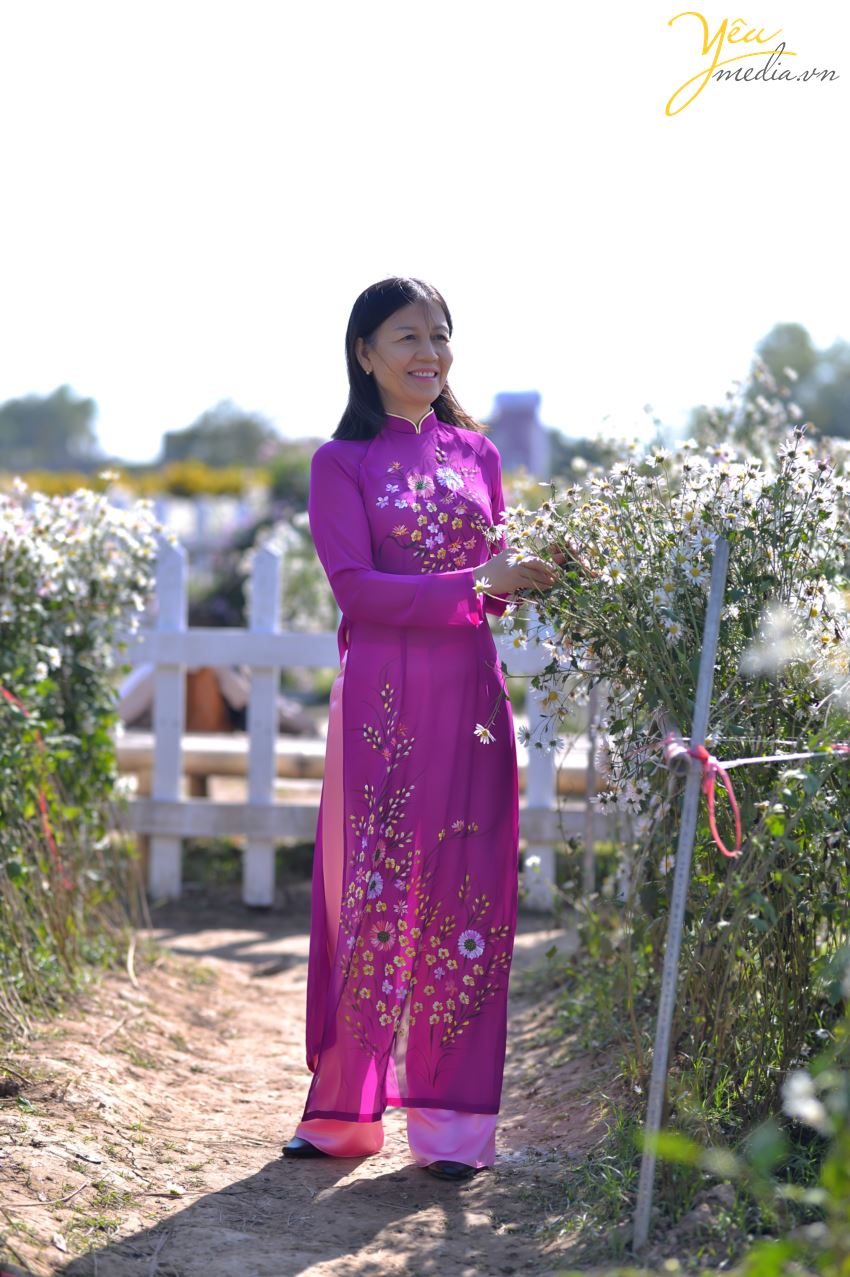 Mùa cúc họa mi đã về khiến các bạn trẻ ai nấy đều háo hức chuẩn bị những trang phục đẹp nhất để được dịp chụp ảnh cùng loài hoa này. Thế nhưng, những địa điểm tuyệt đẹp ở Hà Nội để chụp cùng cúc họa mi thì không phải ai cũng biết.