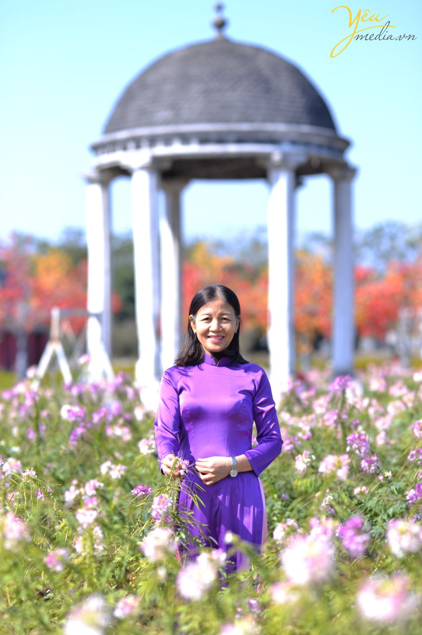 Mùa cúc họa mi đã về khiến các bạn trẻ ai nấy đều háo hức chuẩn bị những trang phục đẹp nhất để được dịp chụp ảnh cùng loài hoa này. Thế nhưng, những địa điểm tuyệt đẹp ở Hà Nội để chụp cùng cúc họa mi thì không phải ai cũng biết.