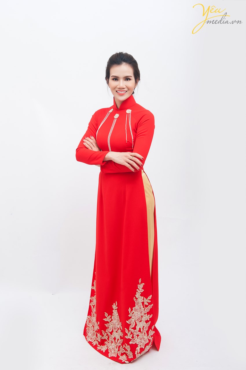 chụp ảnh người phụ nữ mạnh mẽ cùng áo dài