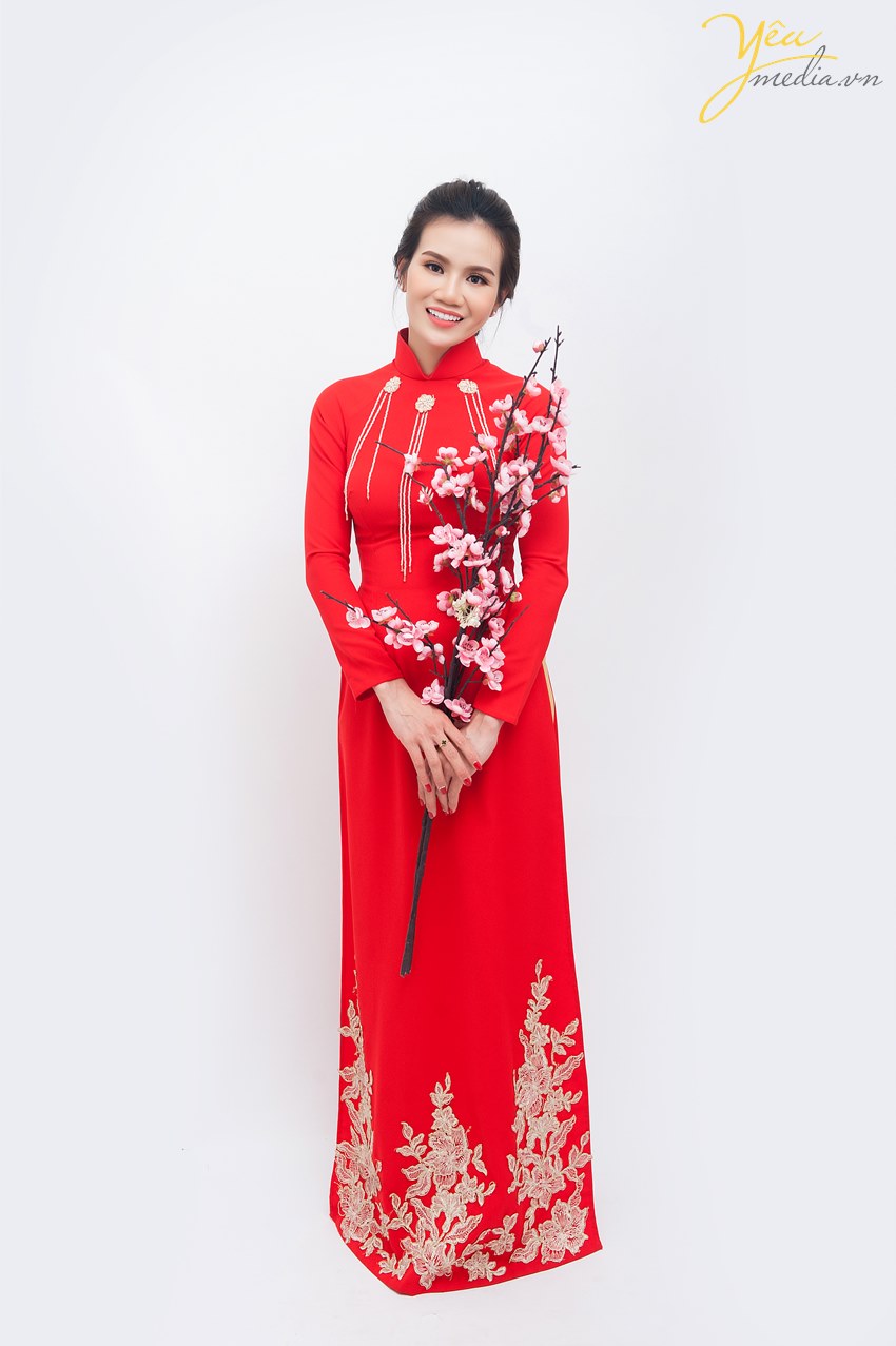 chụp ảnh hoa đào tết với áo dài đỏ