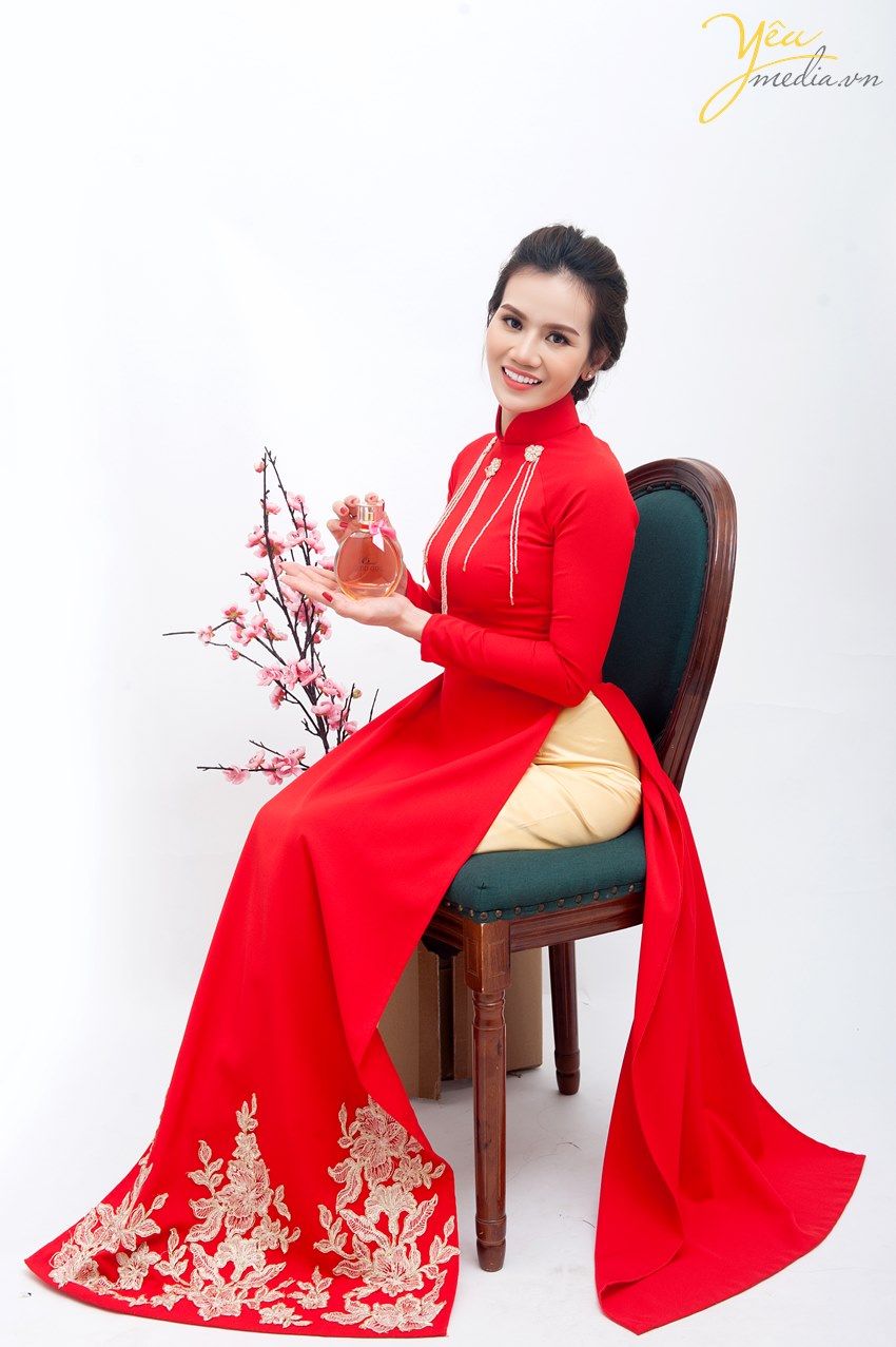 chụp ảnh phong cách tết với hoa đào đỏ thắm