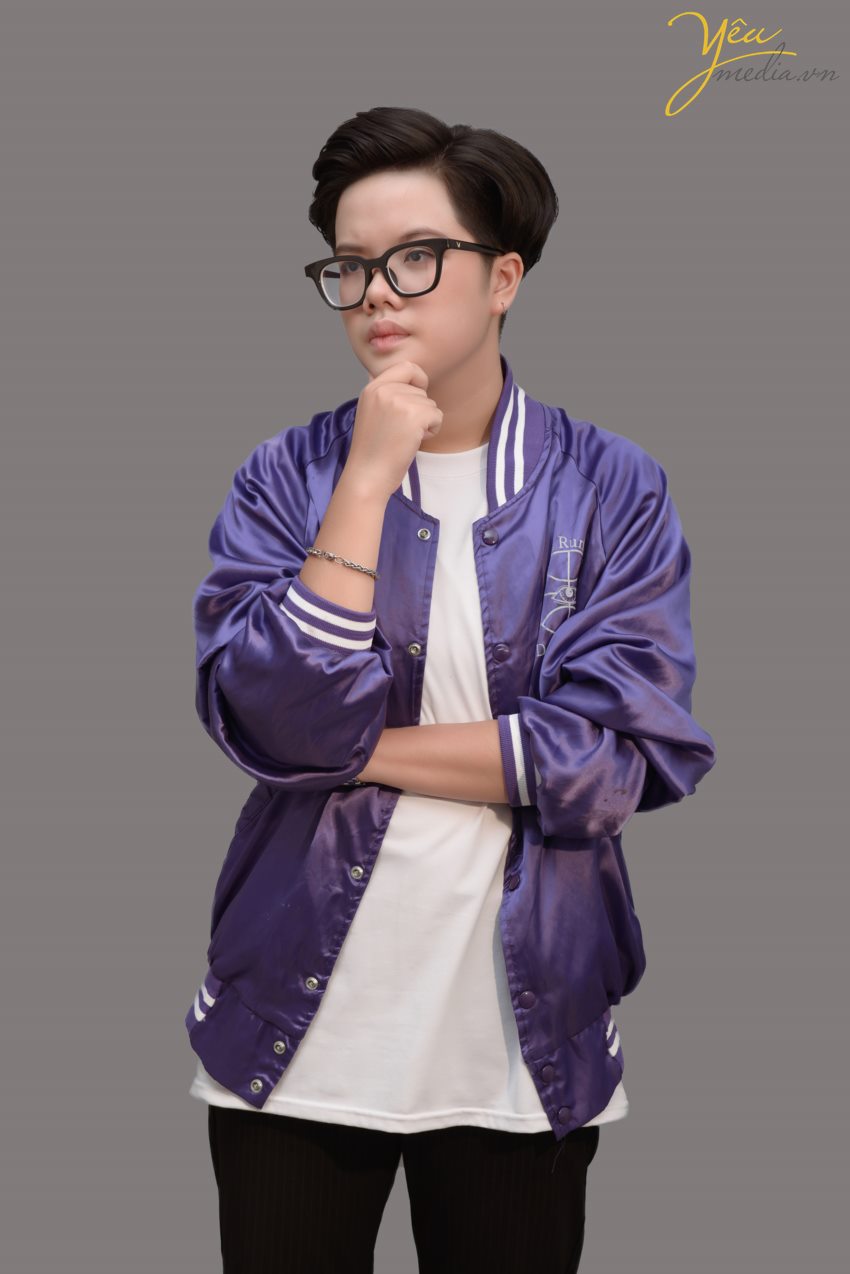 Phong cách tomboy là sự thể hiện cá tính mạnh mẽ, phóng khoáng trong trang phục của nữ giới. Không như sự nữ tính, ngọt ngào thường thấy, các cô nàng tomboy nổi bật bằng sự tự tin, phá cách đầy ấn tượng. Phối đồ đơn giản là tiêu chí hàng đầu khi muốn tìm tới phong cách tomboy. Màu sắc không bị giới hạn nhưng cần có sự tiết chế nhất định để không bị "lạc" sang những phong cách khác.