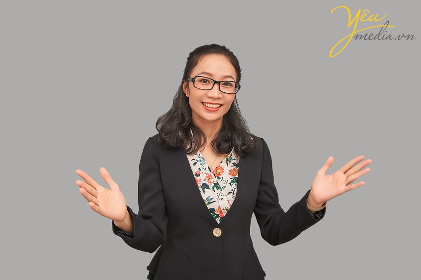 Chụp ảnh profile cá nhân là một bước vô cùng quan trọng trong quá trình xây dựng thương hiệu cá nhân. Hình ảnh profile cá nhân sáng tạo, chuyên nghiệp không chỉ thể hiện cá tính riêng của bạn, mà còn mang đến sự tin tưởng cho người xem.