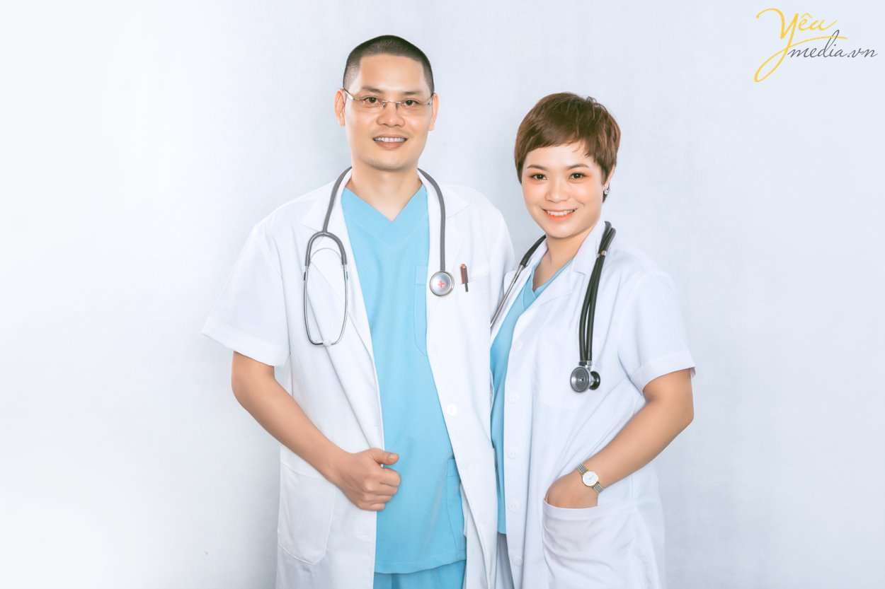 Con người là một sinh vật xã hội, điều đó có nghĩa là chúng ta không thể sống và làm việc một mình. Ngay từ khi sinh ra, chúng ta đã gắn mình với một nhóm cơ bản nhất : Gia đình. Sau đó khi lớn hơn, bước vào nhà trường chúng ta sẽ có những người bạn và nếu phù hợp sẽ tạo thành các nhóm bạn.  Bản thân chúng ta với năng lực và tính cách sẽ có những ảnh hưởng lên nhóm, đồng thời cũng chịu những tác động của bạn bè cả về điều tốt lẫn xấu: “Gần mực thì đen, gần đèn thì sáng”. Nhờ các hoạt động trong nhóm, chúng ta vừa phát triển những kỹ năng cá nhân, thu nạp những kiến thức, kinh nghiệm cho bản thân, đồng thời góp phần vào các hoạt động đem lại những giá trị về vật chất và tinh thần cho tập thể, cộng đồng. Ngay từ xưa, ông bà ta cũng có câu : “Một cây làm chẳng nên non, ba cây chụm lại nên hòn núi cao”  Nhóm không đơn giản chỉ là một tập hợp nhiều người làm việc cùng nhau hoặc làm việc dưới sự chỉ đạo của một nhà quản lý. Nhóm là một tập hợp những cá nhân có các kỹ năng bổ sung cho nhau và cùng cam kết chịu trách nhiệm thực hiện một mục tiêu chung. Vì thế các thành viên trong nhóm cần có sự tương tác với nhau và với trưởng nhóm để đạt được mục tiêu chung. Các thành viên trong nhóm cũng phải có sự phụ thuộc vào thông tin của nhau để thực hiện phần việc của mình.  Kỹ năng làm việc nhóm là lợi thế cạnh tranh hàng đầu, nhưng đa số các tổ chức đều gặp phải những điểm chết khiến đội nhóm không thể vận hành hiệu quả. Nền tảng cơ bản của teamwork là sự tin tưởng lẫn nhau, có những tranh luận mang tính xây dựng, cam kết với quyết định đã đưa ra, cùng nhắc nhở nhau hoàn thành trách nhiệm và tập trung vào mục tiêu chung.  Để thúc đẩy tinh thần teamwork ở các đội nhóm, tổ chức, công ty... rất nhiều đơn vị đã lựa chọn Yêu Media làm đơn vị thực hiện bộ ảnh profile nơi quy tụ đầy đủ những gương mặt của các thành viên, để luôn nhắc nhở mọi người về một khung hình chung, về một mục tiêu chung, để cùng cố gắng hoàn thành tốt nhiệm vụ của mình.