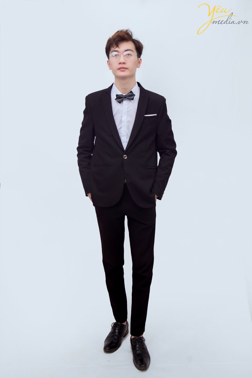 Ngày nay, công việc phải giao lưu gặp gỡ các đối tác và xuất hiện trên các trang ấn phẩm báo chí truyền thông của các doanh nhân thường rất nhiều. Chính vì các nhà doanh nhân cần có một bộ ảnh chân dung dành riêng cho mình để thể hiện sự chuyên nghiệp, tinh tế và sang trọng nhất cho chính bản thân mình.   Nắm bắt được nhu cầu ấy, tại Yêu Media chúng tôi cung cấp Dịch vụ chụp ảnh chân dung doanh nhân dành cho các doanh nhân thành đạt muốn có được bộ ảnh tinh tế, sang trọng.  Xin mời khách hàng tham khảo 1 bộ ảnh chân dung mà chúng tôi đã thực hiện cho Mr. Thắng tại Hà Nội.