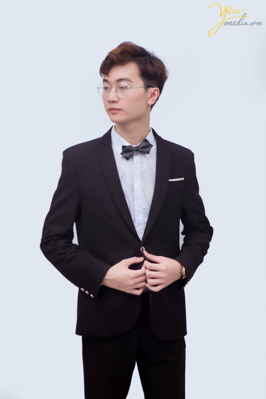 Ngày nay, công việc phải giao lưu gặp gỡ các đối tác và xuất hiện trên các trang ấn phẩm báo chí truyền thông của các doanh nhân thường rất nhiều. Chính vì các nhà doanh nhân cần có một bộ ảnh chân dung dành riêng cho mình để thể hiện sự chuyên nghiệp, tinh tế và sang trọng nhất cho chính bản thân mình.   Nắm bắt được nhu cầu ấy, tại Yêu Media chúng tôi cung cấp Dịch vụ chụp ảnh chân dung doanh nhân dành cho các doanh nhân thành đạt muốn có được bộ ảnh tinh tế, sang trọng.  Xin mời khách hàng tham khảo 1 bộ ảnh chân dung mà chúng tôi đã thực hiện cho Mr. Thắng tại Hà Nội.