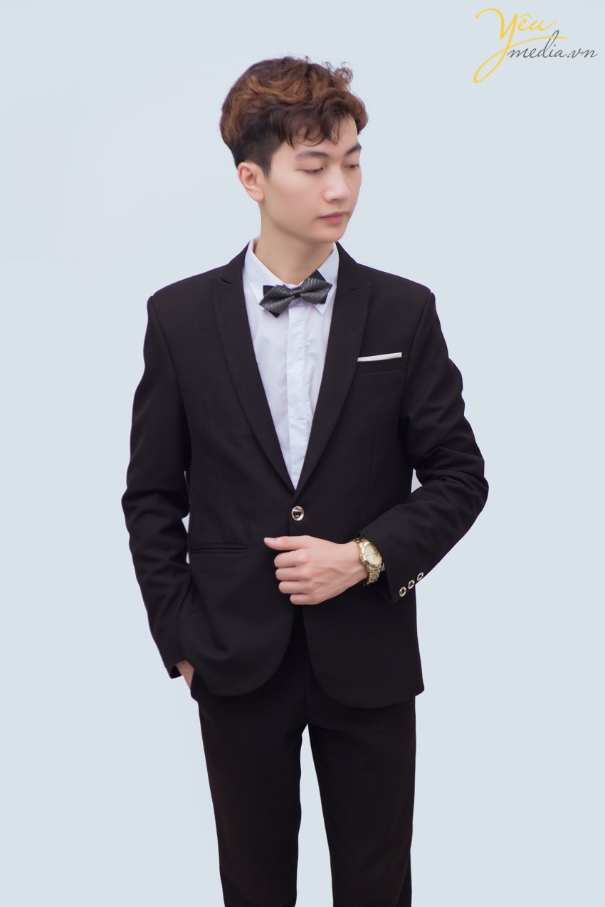 Ngày nay, công việc phải giao lưu gặp gỡ các đối tác và xuất hiện trên các trang ấn phẩm báo chí truyền thông của các doanh nhân thường rất nhiều. Chính vì các nhà doanh nhân cần có một bộ ảnh chân dung dành riêng cho mình để thể hiện sự chuyên nghiệp, tinh tế và sang trọng nhất cho chính bản thân mình.   Nắm bắt được nhu cầu ấy, tại Yêu Media chúng tôi cung cấp Dịch vụ chụp ảnh chân dung doanh nhân dành cho các doanh nhân thành đạt muốn có được bộ ảnh tinh tế, sang trọng.  Xin mời khách hàng tham khảo 1 bộ ảnh chân dung mà chúng tôi đã thực hiện cho Mr. Thắng tại Hà Nội.