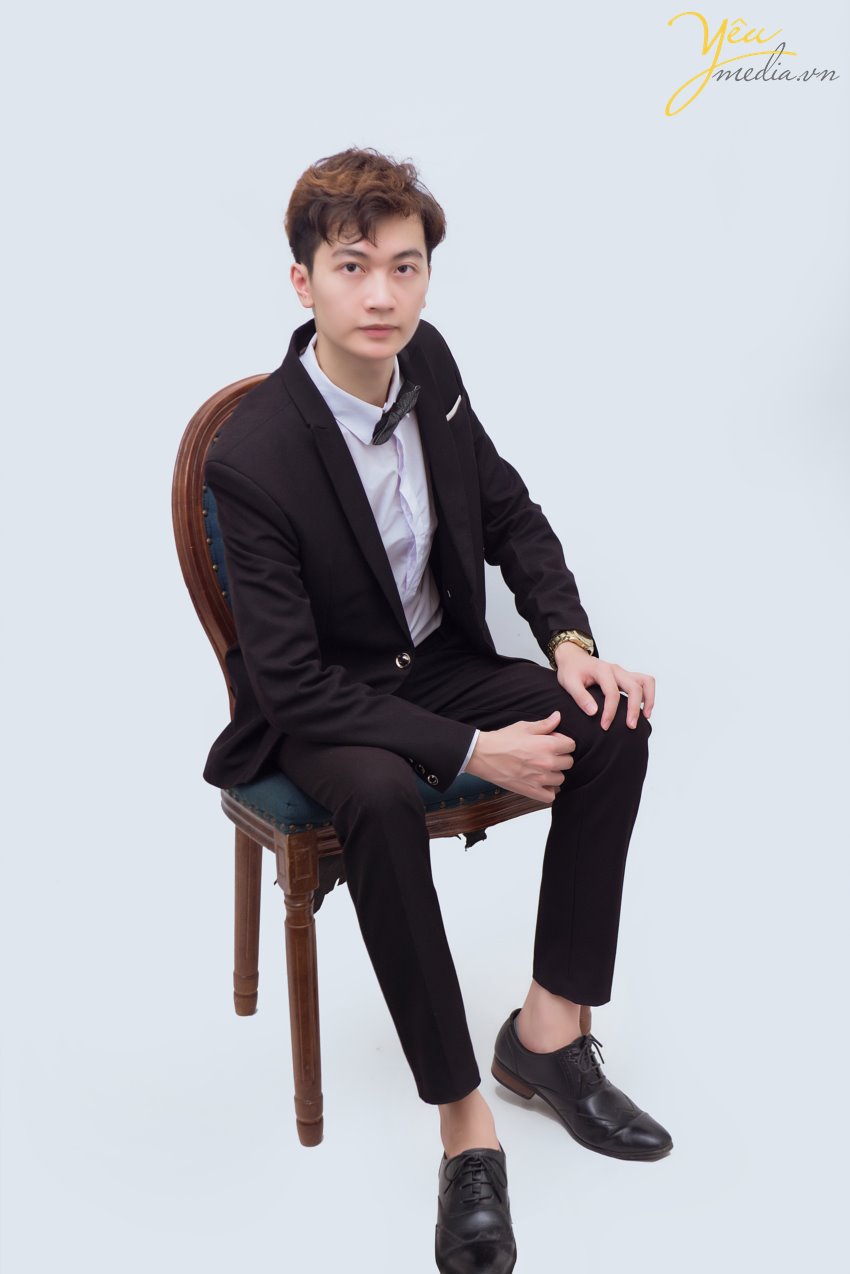 Ngày nay, công việc phải giao lưu gặp gỡ các đối tác và xuất hiện trên các trang ấn phẩm báo chí truyền thông của các doanh nhân thường rất nhiều. Chính vì các nhà doanh nhân cần có một bộ ảnh chân dung dành riêng cho mình để thể hiện sự chuyên nghiệp, tinh tế và sang trọng nhất cho chính bản thân mình.   Nắm bắt được nhu cầu ấy, tại Yêu Media chúng tôi cung cấp Dịch vụ chụp ảnh chân dung doanh nhân dành cho các doanh nhân thành đạt muốn có được bộ ảnh tinh tế, sang trọng.  Xin mời khách hàng tham khảo 1 bộ ảnh chân dung mà chúng tôi đã thực hiện cho Mr. Thắng tại Hà Nội.