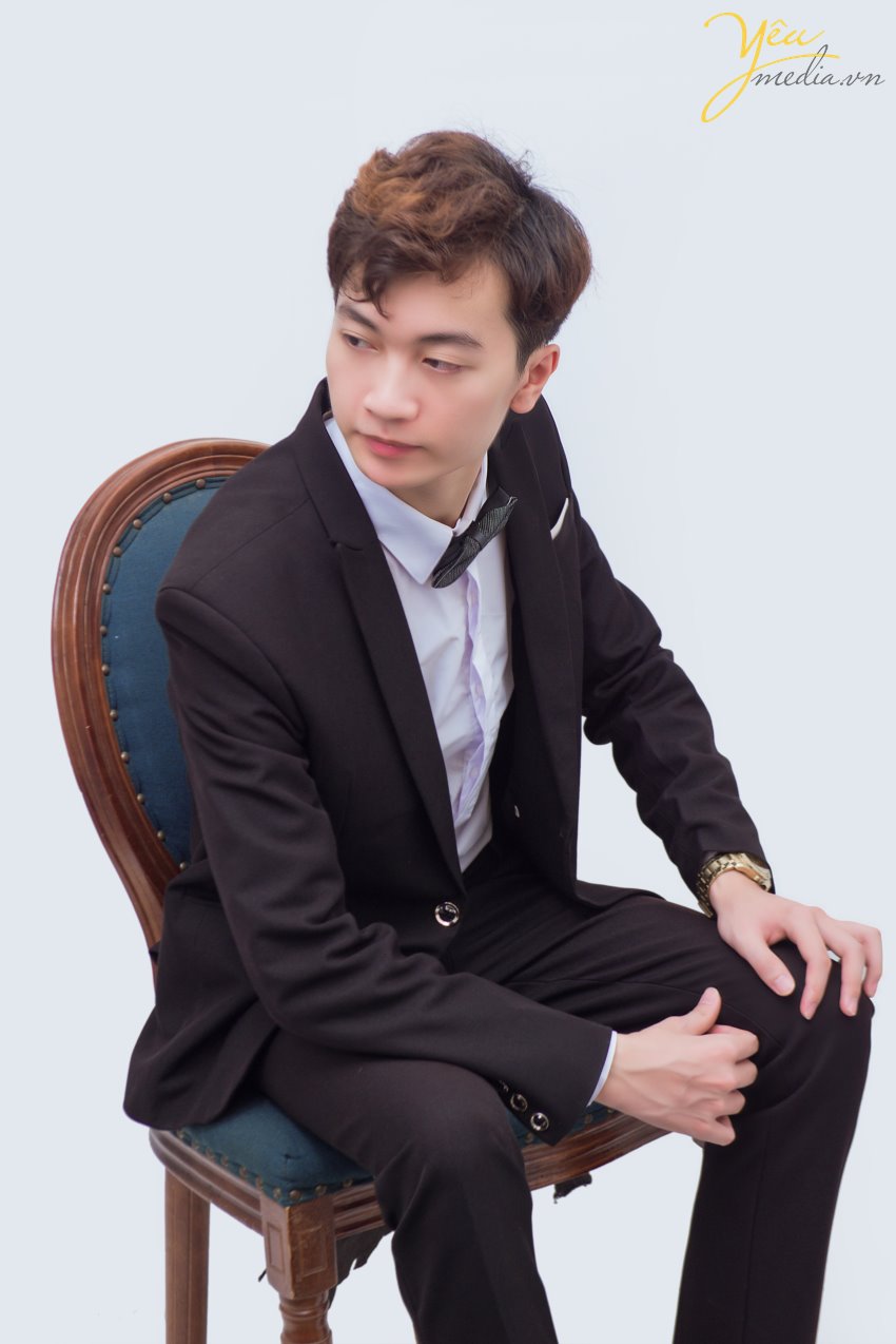 Ngày nay, công việc phải giao lưu gặp gỡ các đối tác và xuất hiện trên các trang ấn phẩm báo chí truyền thông của các doanh nhân thường rất nhiều. Chính vì các nhà doanh nhân cần có một bộ ảnh chân dung dành riêng cho mình để thể hiện sự chuyên nghiệp, tinh tế và sang trọng nhất cho chính bản thân mình.   Nắm bắt được nhu cầu ấy, tại Yêu Media chúng tôi cung cấp Dịch vụ chụp ảnh chân dung doanh nhân dành cho các doanh nhân thành đạt muốn có được bộ ảnh tinh tế, sang trọng.  Xin mời khách hàng tham khảo 1 bộ ảnh chân dung mà chúng tôi đã thực hiện cho Mr. Thắng tại Hà Nội.