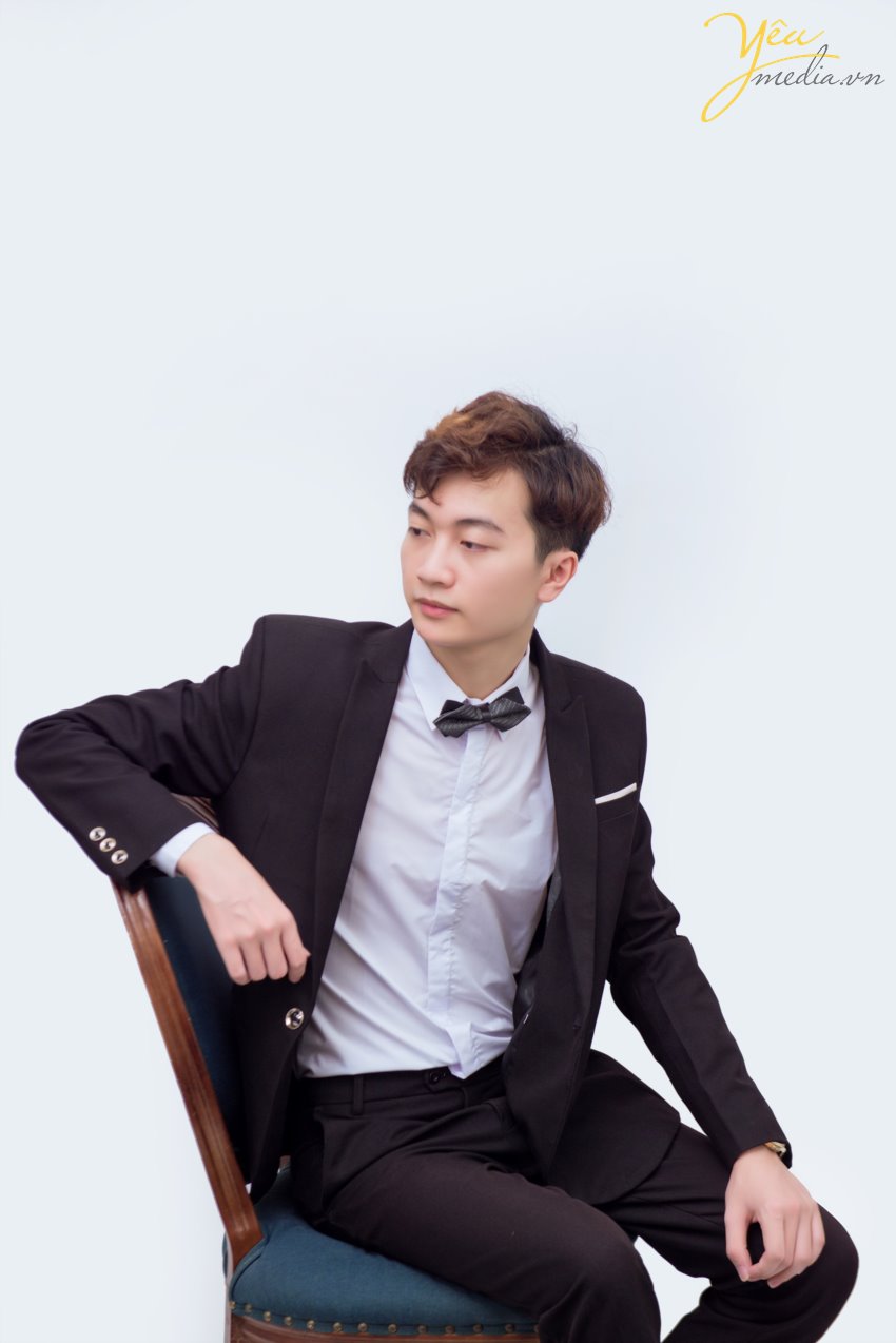 Ngày nay, công việc phải giao lưu gặp gỡ các đối tác và xuất hiện trên các trang ấn phẩm báo chí truyền thông của các doanh nhân thường rất nhiều. Chính vì các nhà doanh nhân cần có một bộ ảnh chân dung dành riêng cho mình để thể hiện sự chuyên nghiệp, tinh tế và sang trọng nhất cho chính bản thân mình.   Nắm bắt được nhu cầu ấy, tại Yêu Media chúng tôi cung cấp Dịch vụ chụp ảnh chân dung doanh nhân dành cho các doanh nhân thành đạt muốn có được bộ ảnh tinh tế, sang trọng.  Xin mời khách hàng tham khảo 1 bộ ảnh chân dung mà chúng tôi đã thực hiện cho Mr. Thắng tại Hà Nội.