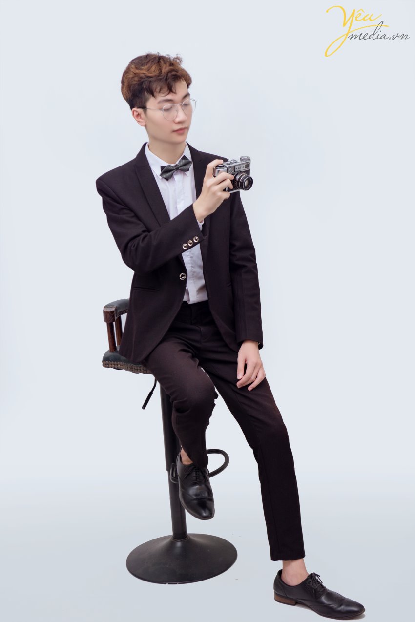 Ngày nay, công việc phải giao lưu gặp gỡ các đối tác và xuất hiện trên các trang ấn phẩm báo chí truyền thông của các doanh nhân thường rất nhiều. Chính vì các nhà doanh nhân cần có một bộ ảnh chân dung dành riêng cho mình để thể hiện sự chuyên nghiệp, tinh tế và sang trọng nhất cho chính bản thân mình.   Nắm bắt được nhu cầu ấy, tại Yêu Media chúng tôi cung cấp Dịch vụ chụp ảnh chân dung doanh nhân dành cho các doanh nhân thành đạt muốn có được bộ ảnh tinh tế, sang trọng.  Xin mời khách hàng tham khảo 1 bộ ảnh chân dung mà chúng tôi đã thực hiện cho Mr. Thắng tại Hà Nội.