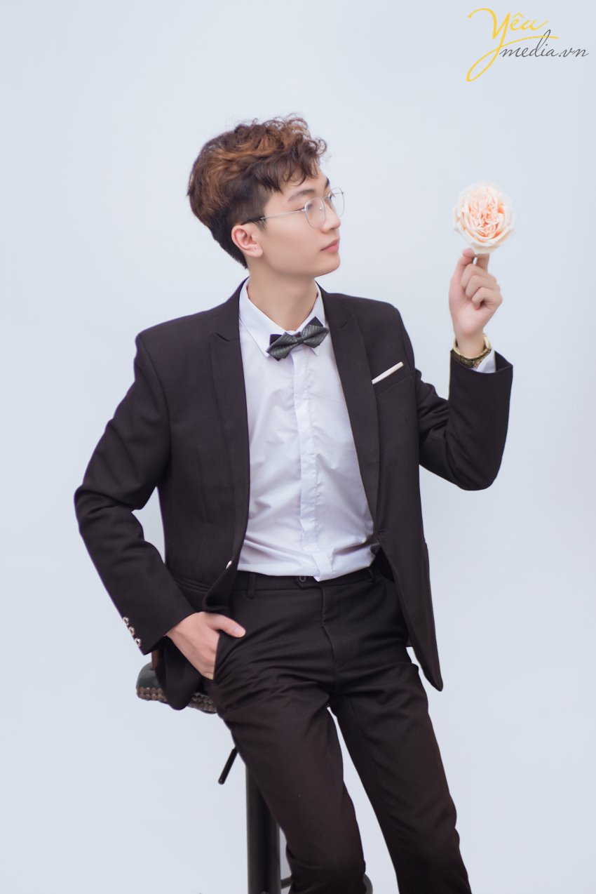 Ngày nay, công việc phải giao lưu gặp gỡ các đối tác và xuất hiện trên các trang ấn phẩm báo chí truyền thông của các doanh nhân thường rất nhiều. Chính vì các nhà doanh nhân cần có một bộ ảnh chân dung dành riêng cho mình để thể hiện sự chuyên nghiệp, tinh tế và sang trọng nhất cho chính bản thân mình.   Nắm bắt được nhu cầu ấy, tại Yêu Media chúng tôi cung cấp Dịch vụ chụp ảnh chân dung doanh nhân dành cho các doanh nhân thành đạt muốn có được bộ ảnh tinh tế, sang trọng.  Xin mời khách hàng tham khảo 1 bộ ảnh chân dung mà chúng tôi đã thực hiện cho Mr. Thắng tại Hà Nội.